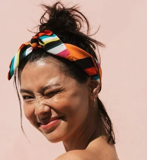 5 façons de porter un foulard cet été
