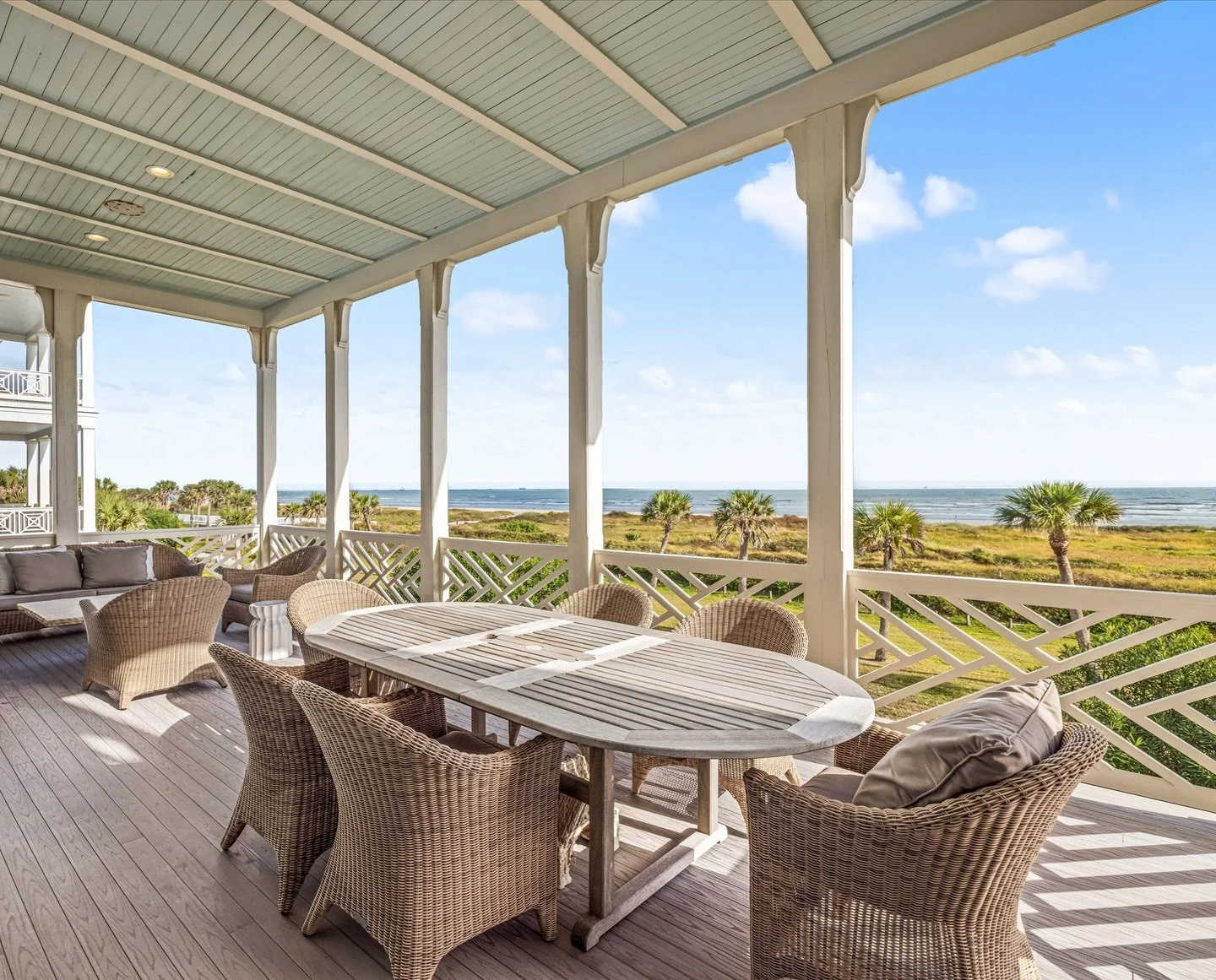 An outdoor porch that makes you want to stay a while.

With a large covered porch, endless Gulf views, and a fresh sea breeze, what else could you possibly need? The perfect place to unwind with family and friends.

Know someone building soon in Galv