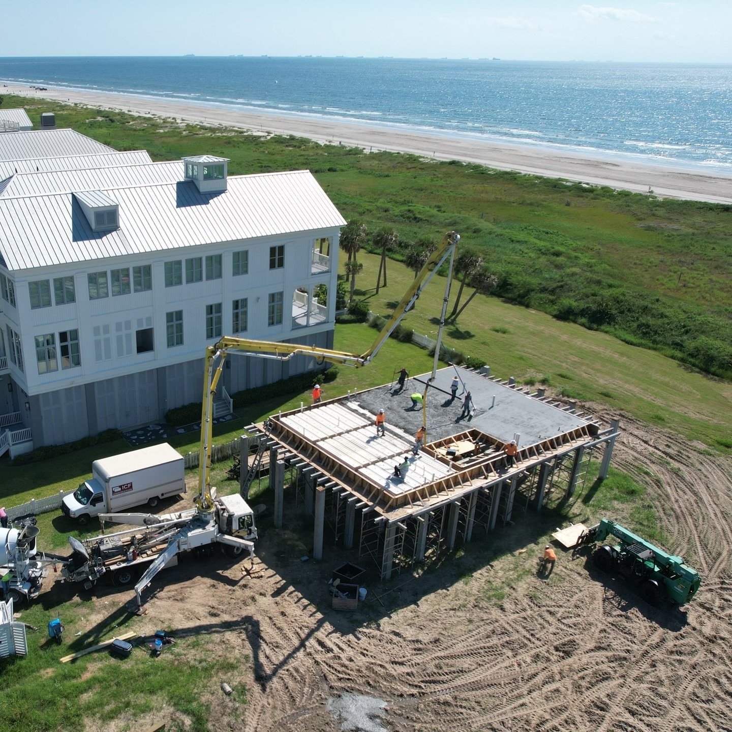 𝑪𝒐𝒏𝒄𝒓𝒆𝒕𝒆 𝑷𝒐𝒅𝒊𝒖𝒎𝒔 - 𝑩𝒖𝒊𝒍𝒕 𝒇𝒐𝒓 𝒔𝒕𝒓𝒆𝒏𝒈𝒕𝒉 𝒂𝒏𝒅 𝒓𝒆𝒔𝒊𝒍𝒊𝒆𝒏𝒄𝒆 

Our raised concrete foundations deliver superior protection against wind, water, and fire.

American Villas has built more residential concrete podiums