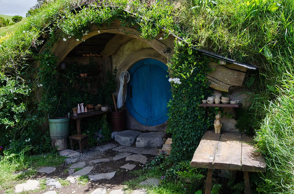 1024px-Hobbit_Hole.jpg