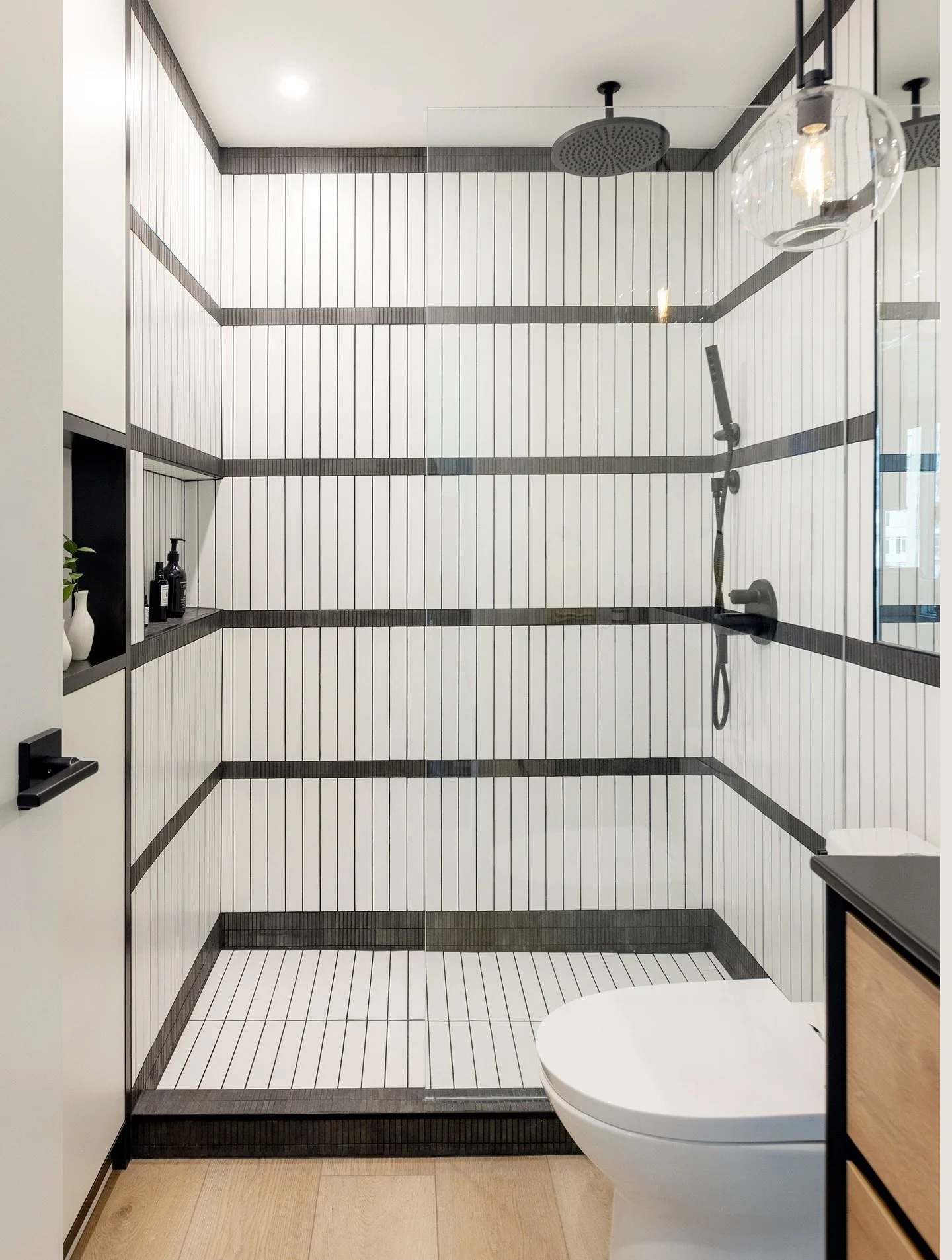 How brutal is that “before” photo?! (swipe to see 🤮)
Sadly, I see this kind of space all the time. Bathrooms like that are still super common and it’s brutal because they have so much untapped potential. 
In this bathroom in