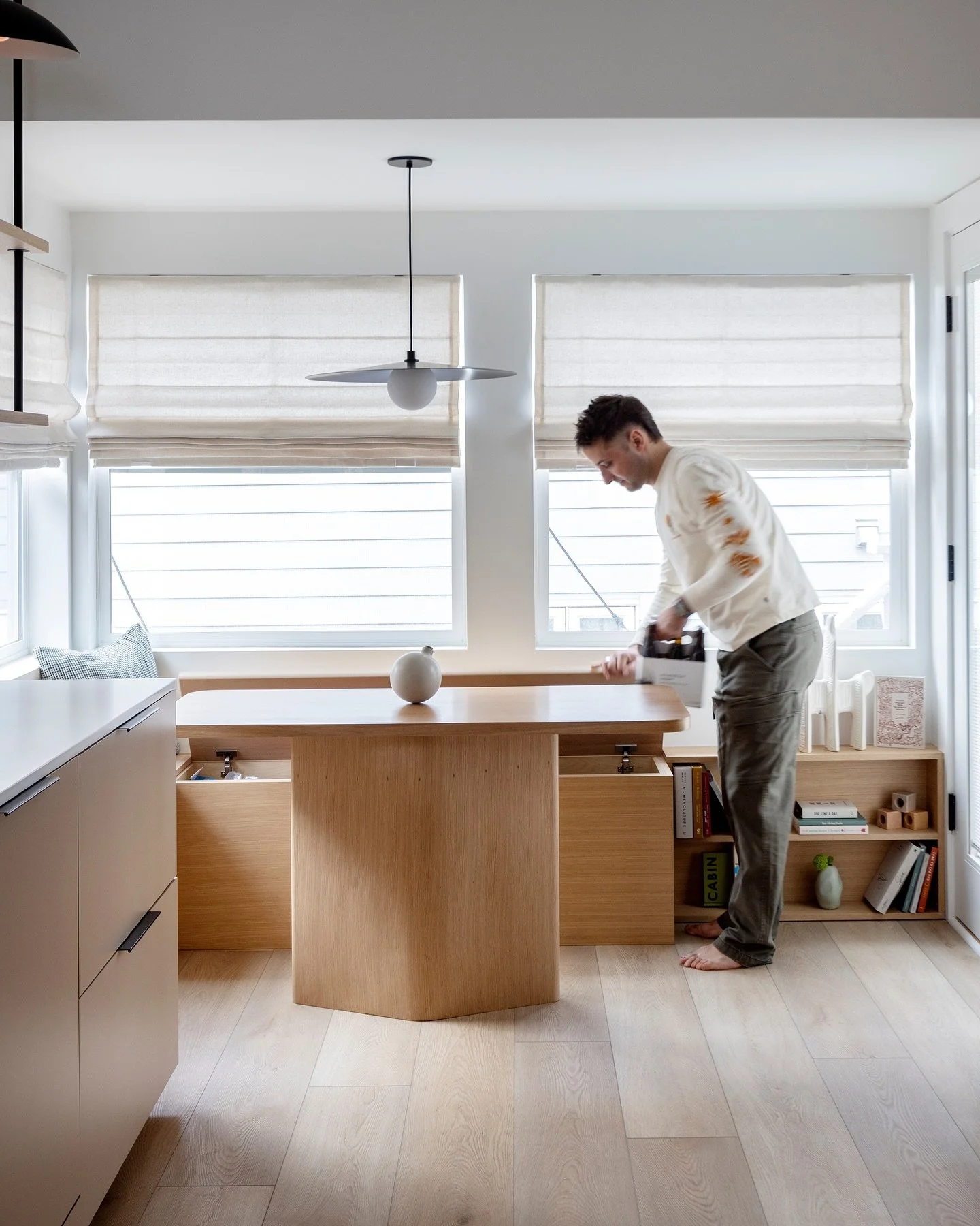 When I first saw this window-lined corner, I instantly envisioned a cozy breakfast nook, perfect for enjoying morning coffee and basking in the natural light.
In true Schédio fashion, I designed the space to be multifunctional, incorporatin