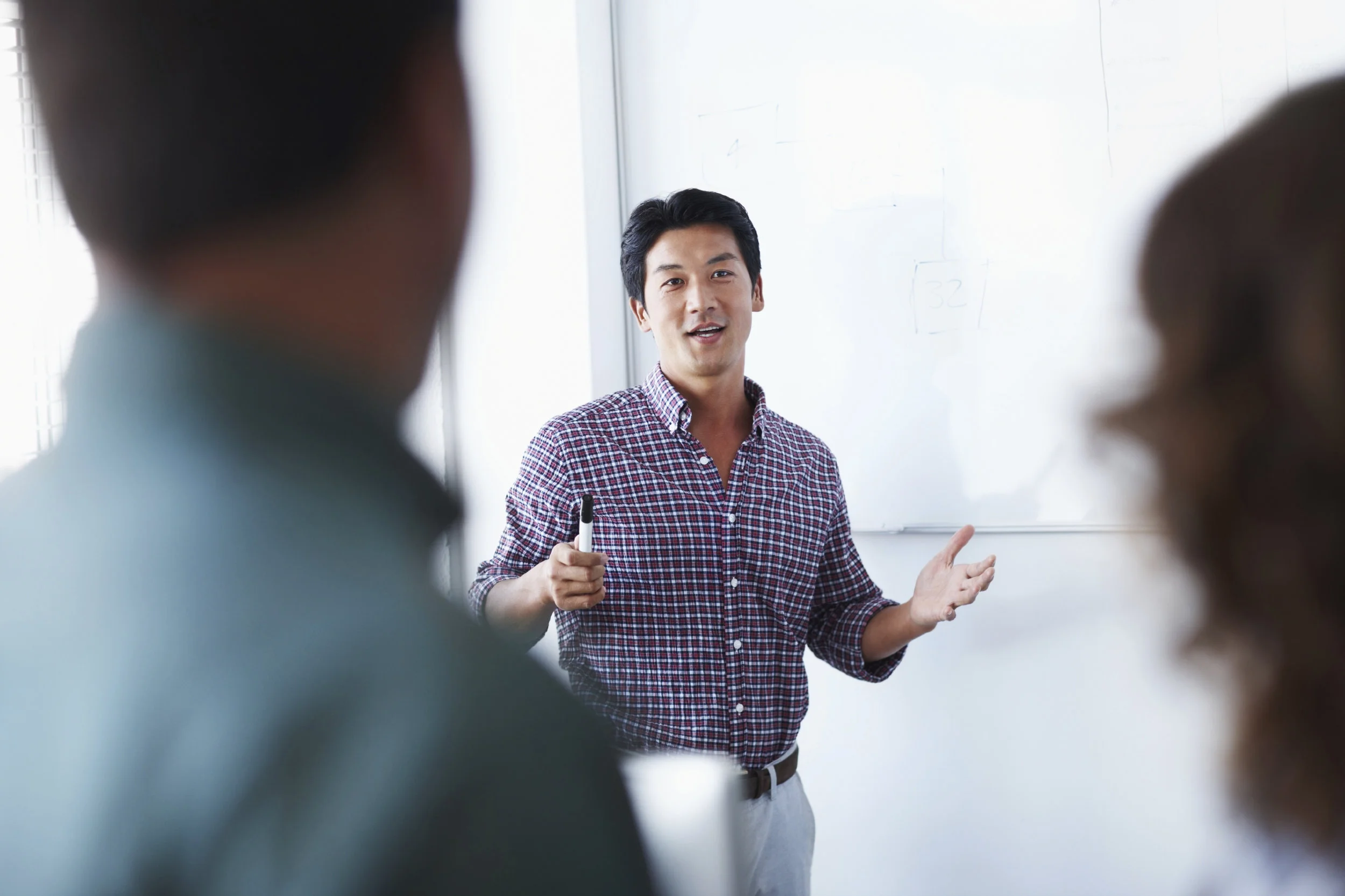 MIEUX COMMUNIQUER POUR UN MEILLEUR LEADERSHIP - Techniques incontournables des leaders pour établir la confiance, inspirer vos employés et transmettre clairement vos informations.