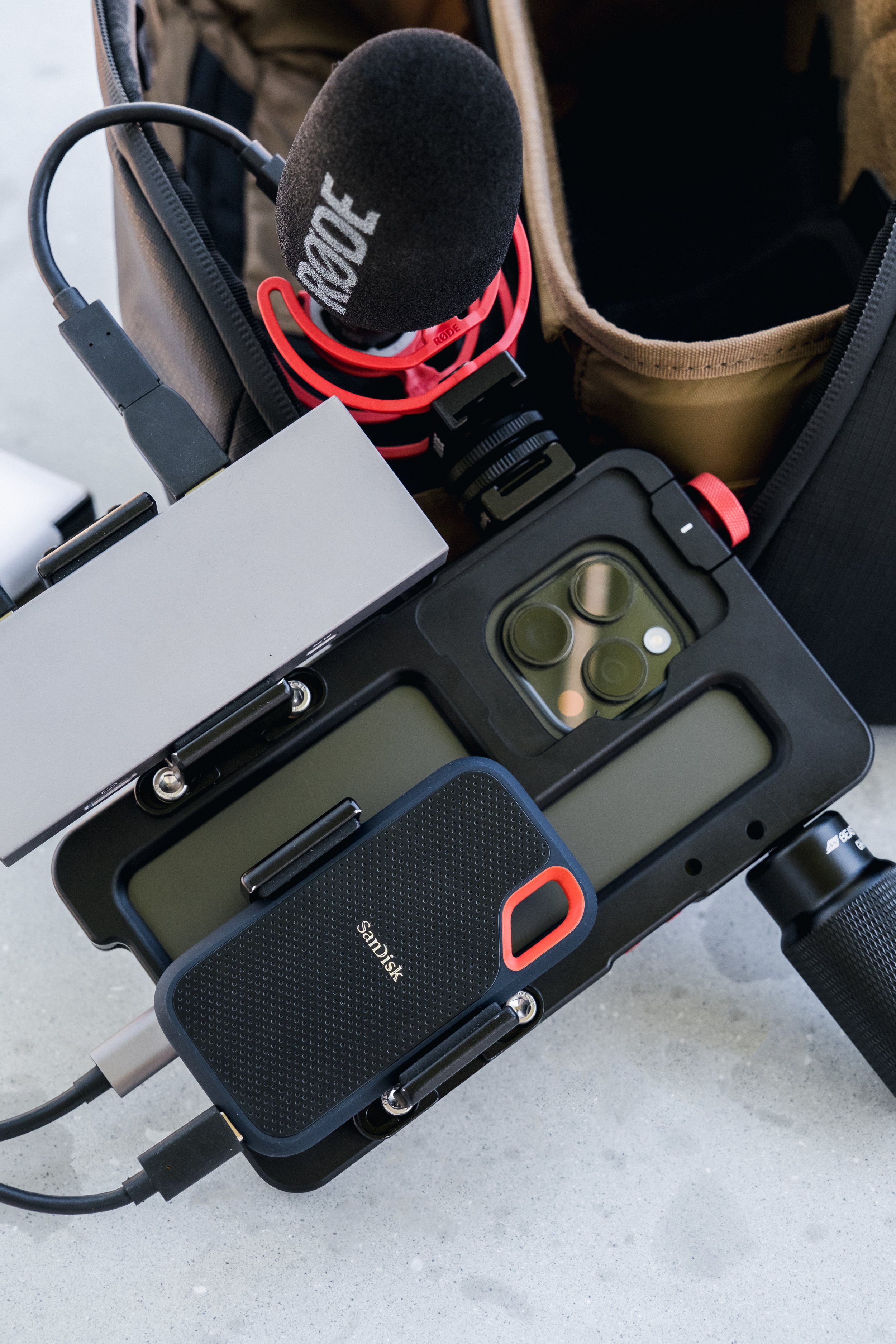 BeastGrip-LumeCube-Rode-SanDisk-DSCF0449.jpg