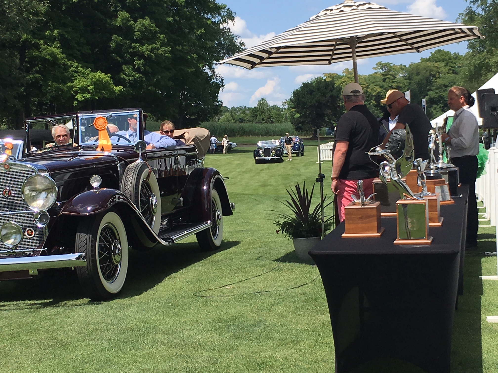  Mark Hyman, owner of Hyman Ltd. Classic Cars and SSR member, presents the “Spirit of the Hobby” award 