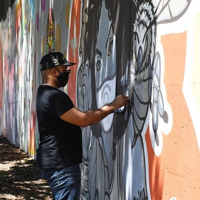 Out here with @dubelyoo updating his mural ... 📸: @katgoduco (#nikonshooter) ...
.
.
.
#gogoduco #katgoducophoto #bigfactssmallacts #dubelyoo #cabbagetown