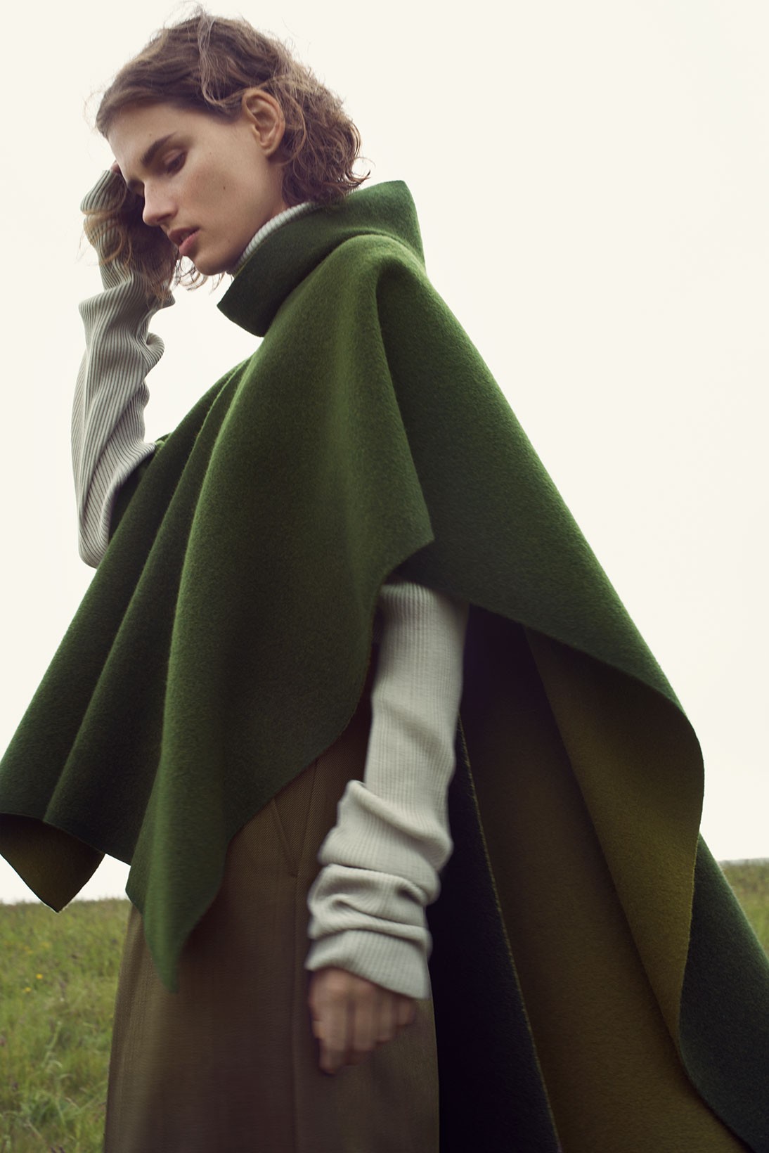 https_hypebeast.com_wp-content_blogs.dir_6_files_2019_07_cos-fw19-campaign-6.jpg