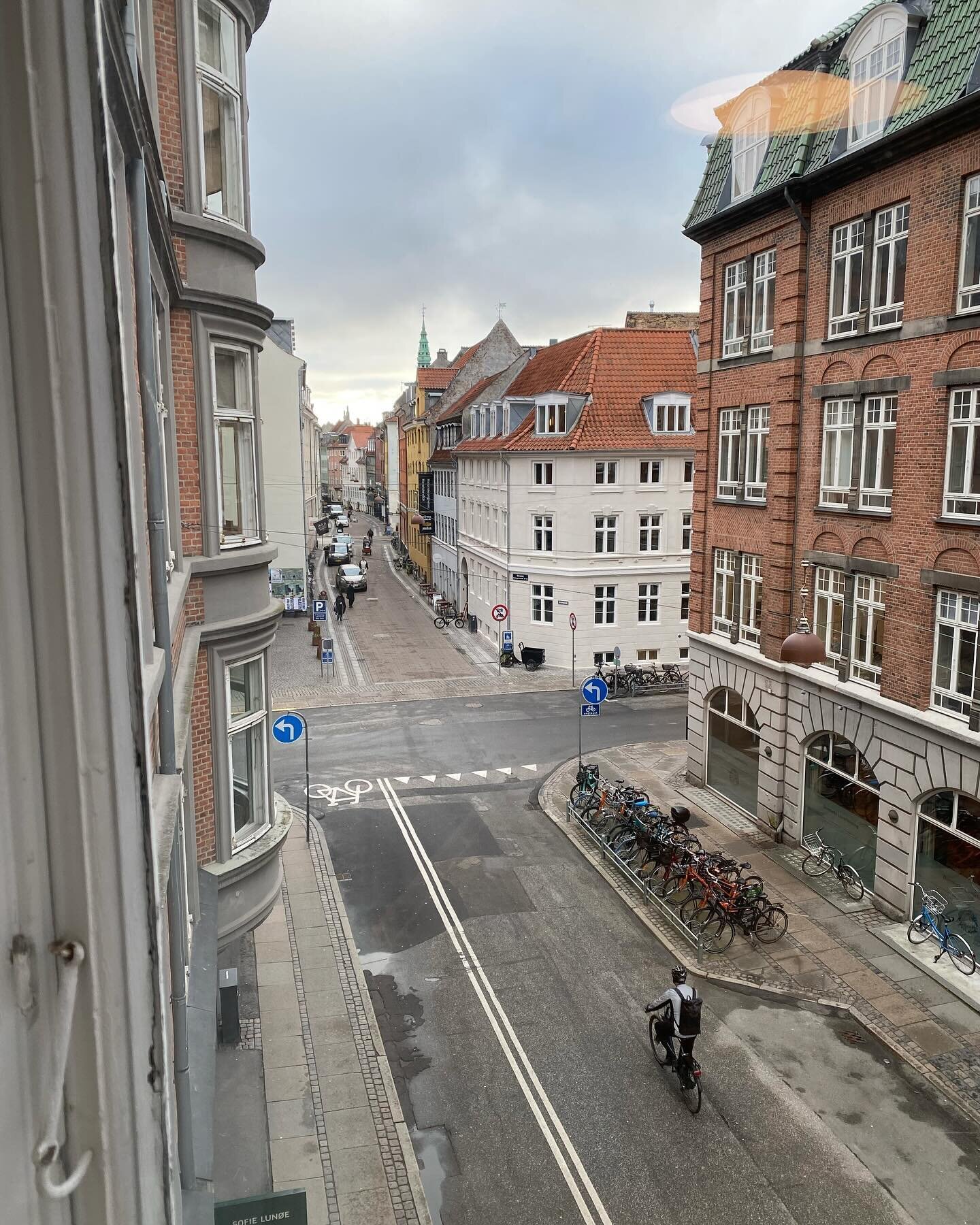 Dejligt at v&aelig;re i gang efter en lang ferie! I dag stod den p&aring; Presentation technique med et sk&oslash;nt internationalt hold fra Finland, Schweiz, Sverige og Tyskland! 

Elsker virkelig at afholde kurser. Bliver altid s&aring; inspireret 