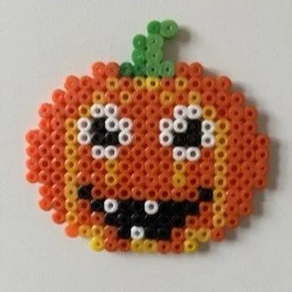 🎃 God Halloween!
Til jer, der skal ud og skr&aelig;mme os andre fra sans og samling &ndash; I f&aring;r et k&aelig;rligt BOO! herfra 👻
Jeg har lidt goodies klar, hvis du kommer udkl&aelig;dt og ringer p&aring; 🕸️🍬

Forleden fik jeg denne fine lil