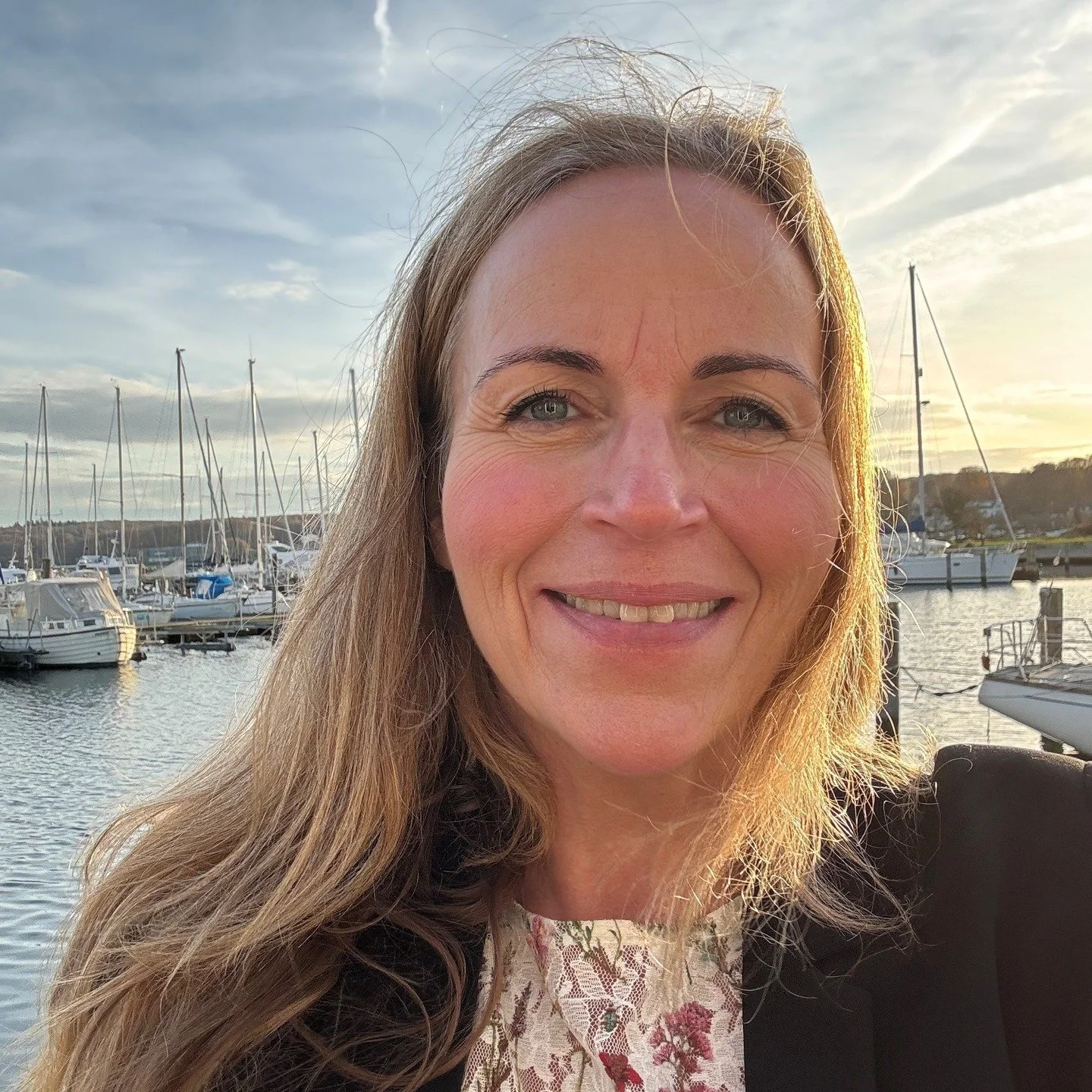 Coaching er ikke bare noget, jeg arbejder med.
Det er noget, der har &aelig;ndret mit liv.

For 11 &aring;r siden begyndte jeg at dykke ned i coaching.
Ikke fordi jeg t&aelig;nkte: &ldquo;det her skal jeg leve af&rdquo; &ndash; men fordi jeg var nysg