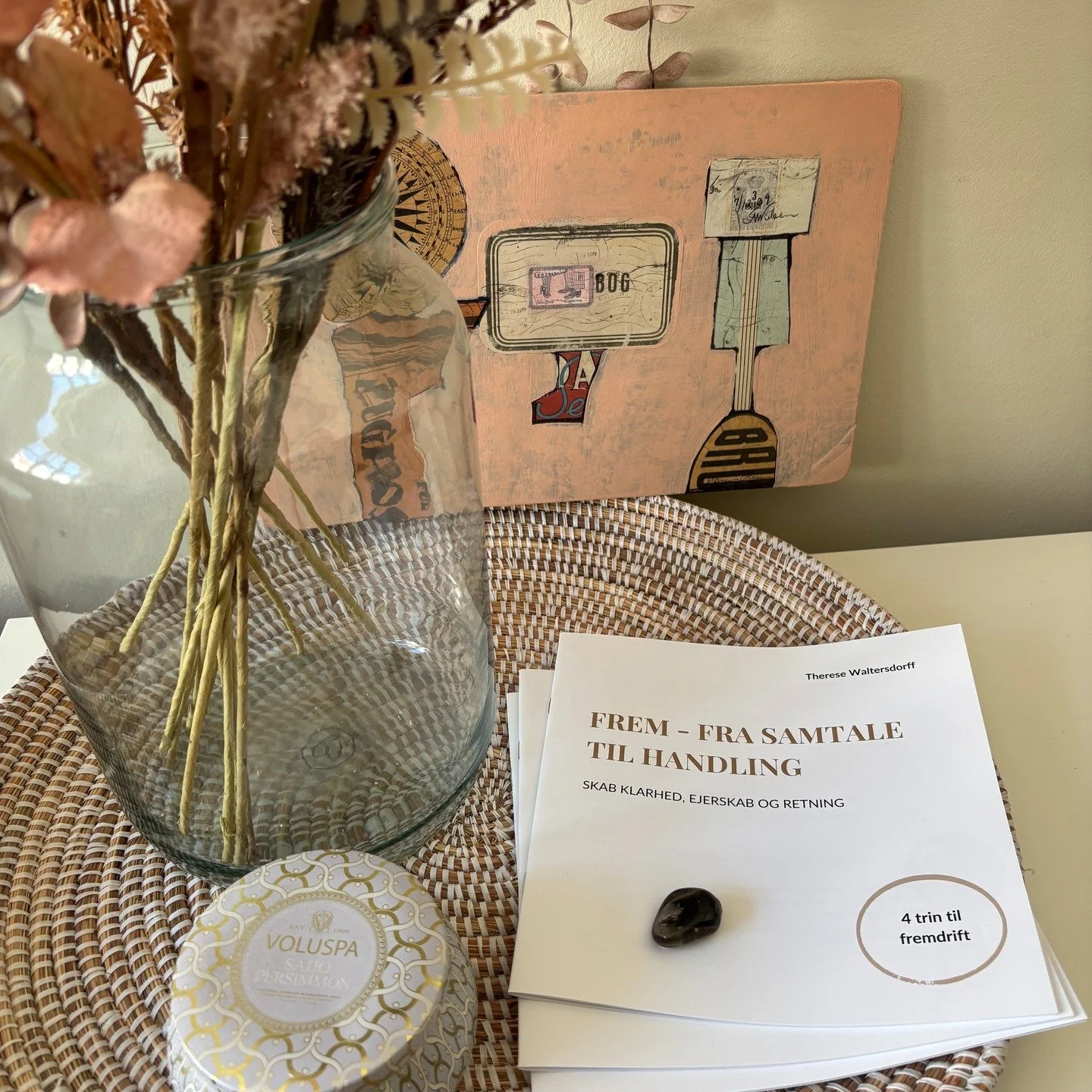 Gode samtaler er ikke nok.

Vi taler.
Reflekterer.
Deler id&eacute;er.

Og alligevel&hellip; sker der ikke altid noget bagefter.

Jeg oplever det igen og igen:

Jo mere vi forklarer, jo mindre ejerskab f&aring;r den anden.
Jo mere vi sp&oslash;rger, 