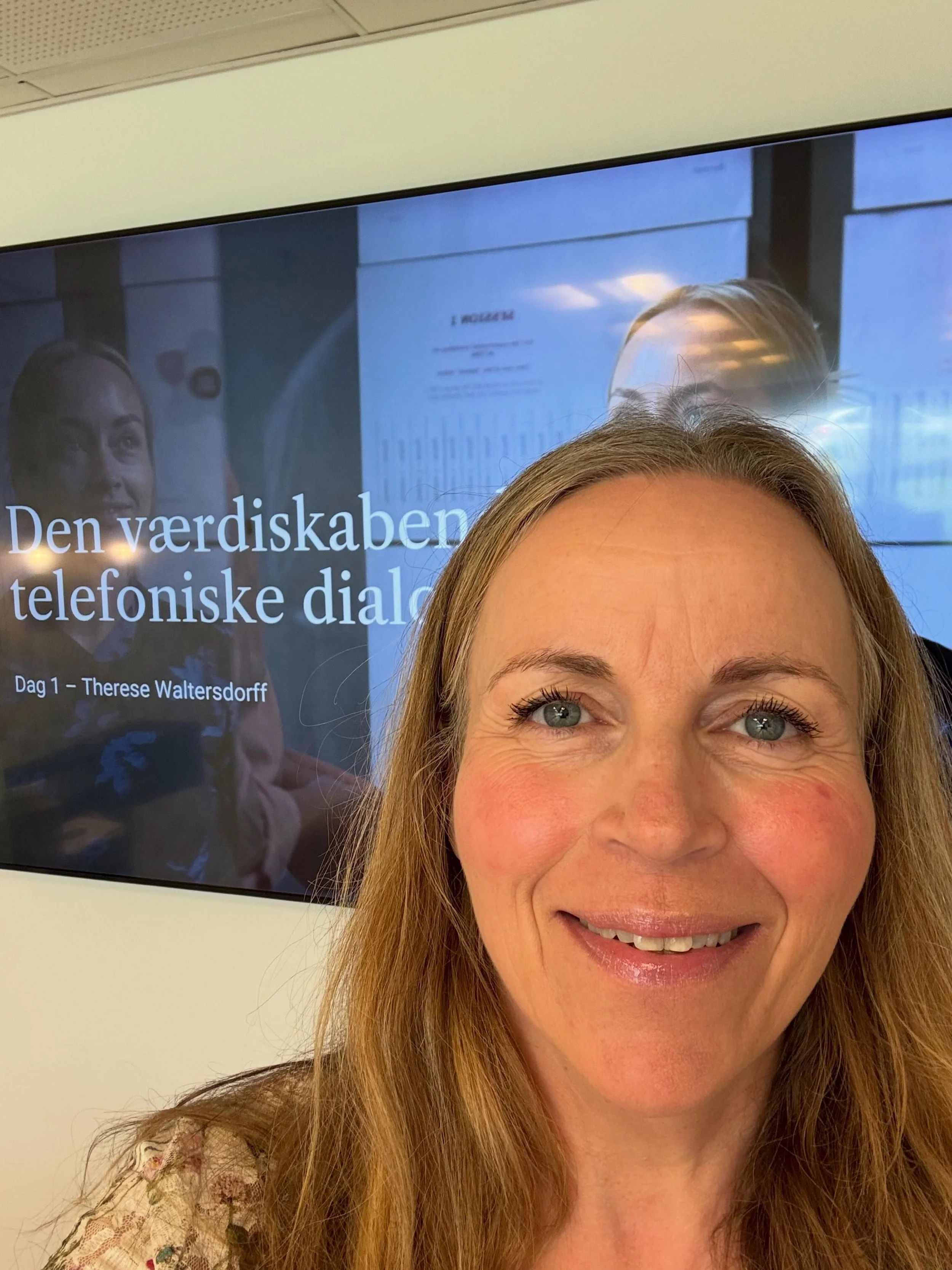 I dag havde jeg forn&oslash;jelsen af at undervise et hold projektledere, projektkoordinatorer og controllere i den v&aelig;rdiskabende telefoniske dialog.

Vi talte om noget, som mange af os kender:
N&aring;r vi gerne vil hj&aelig;lpe, kommer vi oft