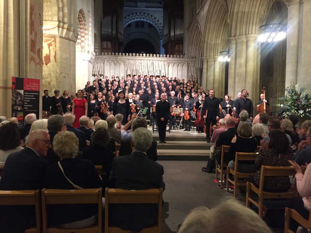 Laurence Cummings, soloists, choir and orchestra acknowledge enthusiastic applause for a very memorable Messiah.