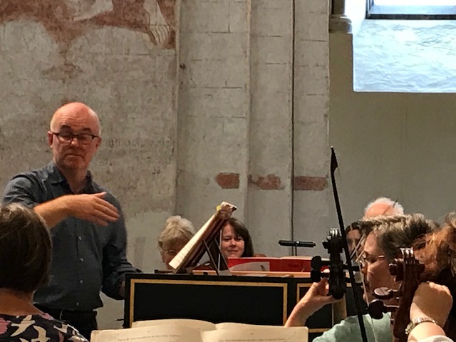  Laurence Cummings conducts from the harpsichord. 