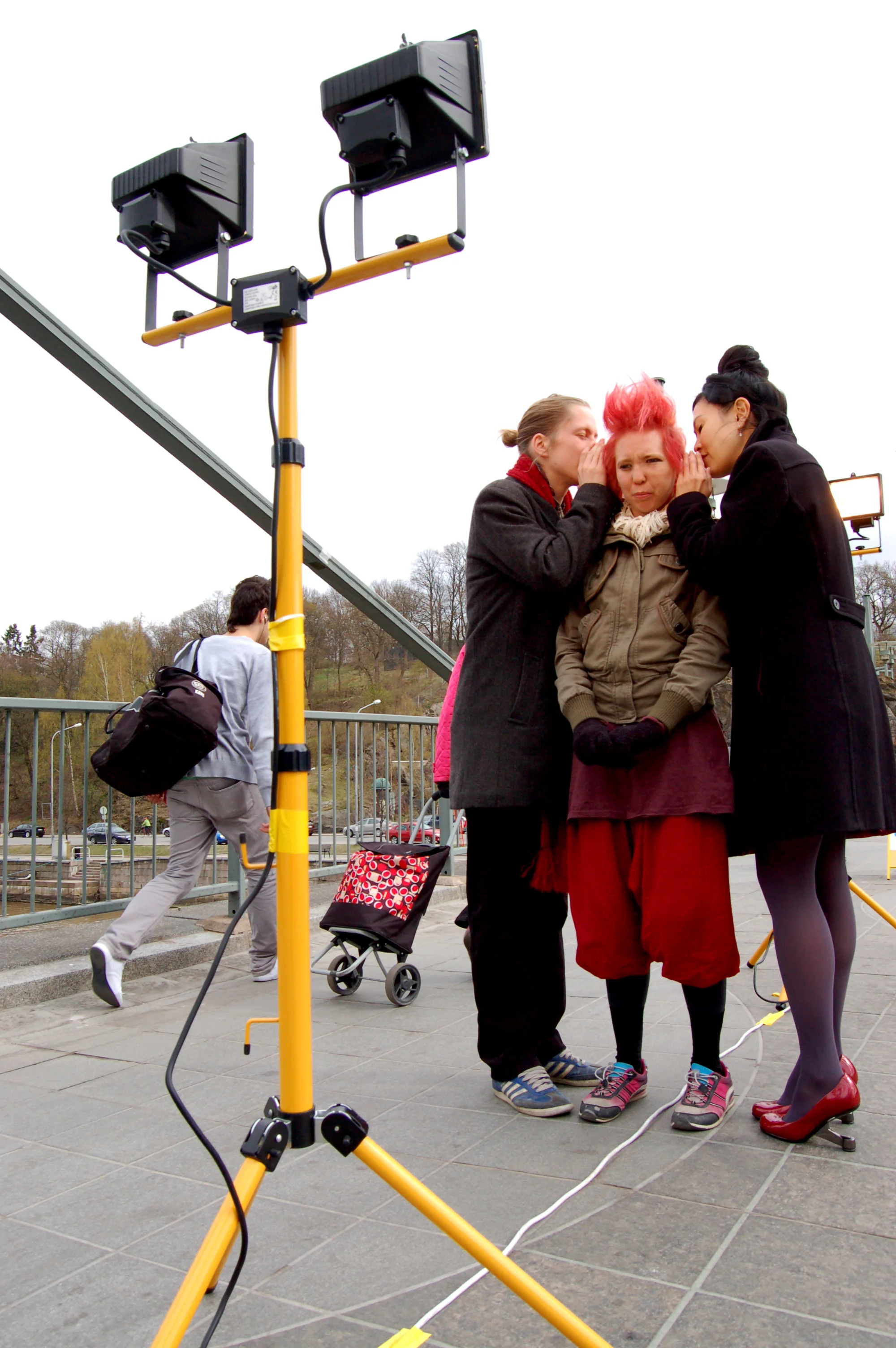  "...a small and beautiful Arab man. I learned that he had robbed a bank, and had been in prison, but I didn’t care." / "...pienissa arkisissa asioissa ja muissa ihmisissa." 