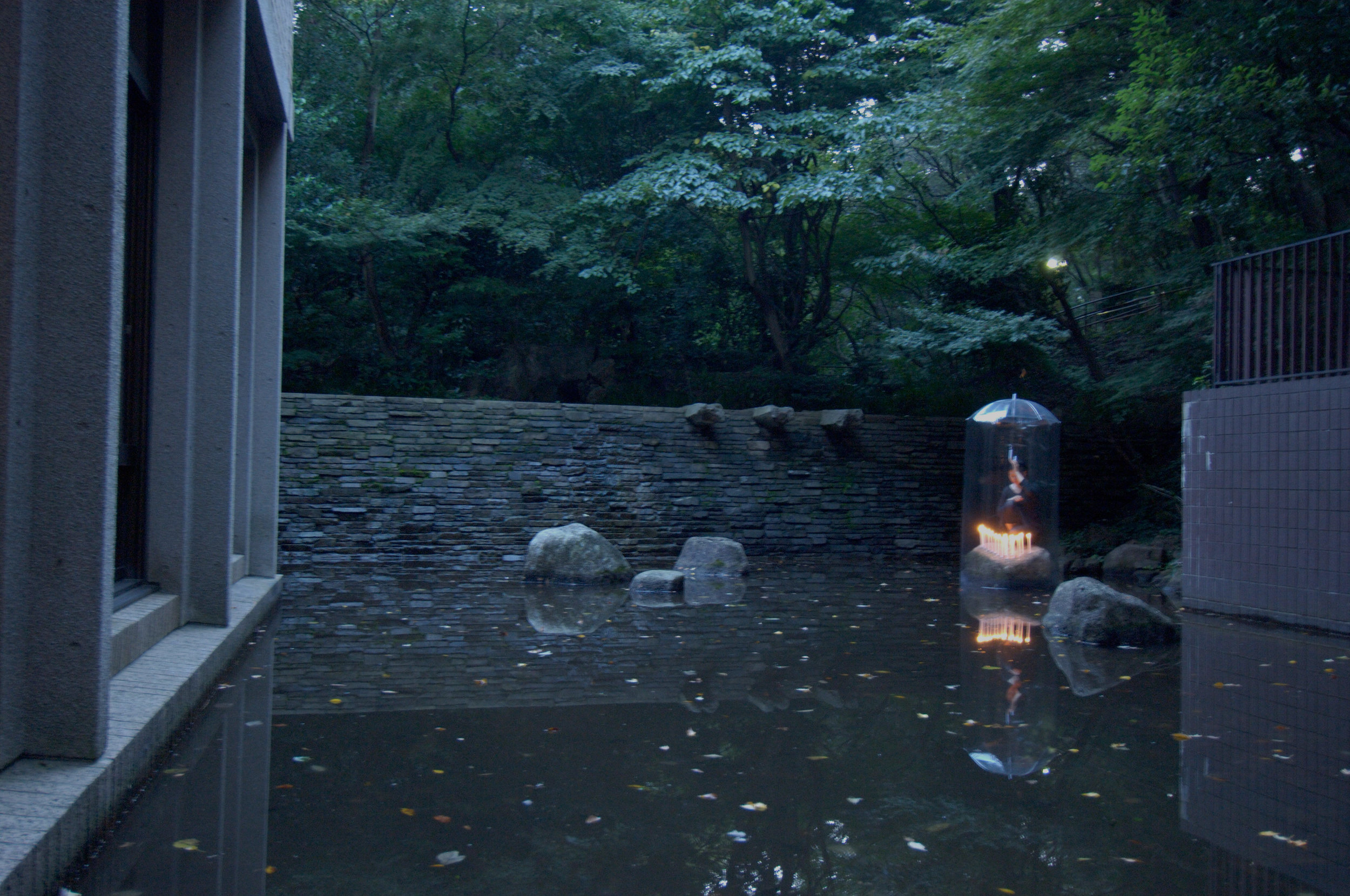 breathing in a belljar (Machida)