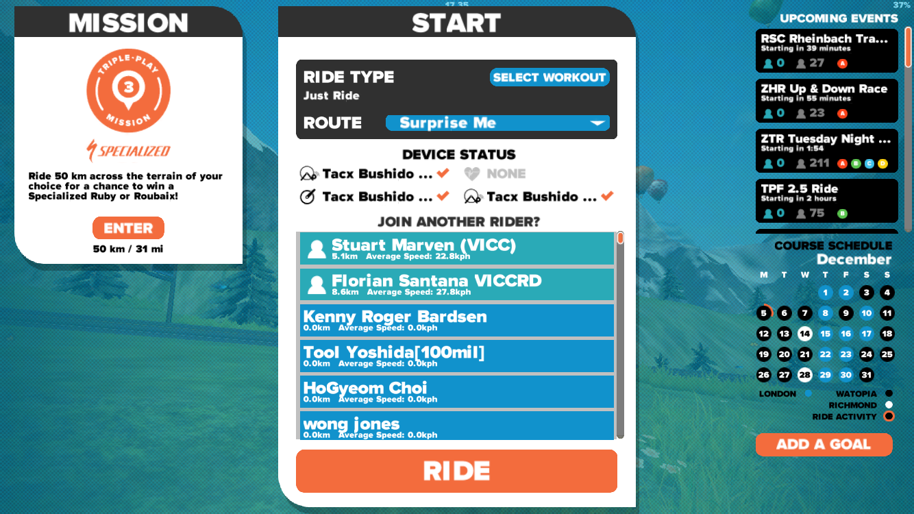 Willkommen in Zwift! In der Mitte oben könnt ihr ein Workout auswählen, darunter ist der Status der verbundenen Geräte erkennbar, nocheinmal darunter seht ihr eine Liste jener Fahrerinnen, die gerade aktiv sind (bekannte Gesichter sind dabei! - hell unterlegt bedeutet, dass ich diese Fahrer als "Bekannte" markiert habe). Links ein Link zu einer Challenge von Specialized, die derzeit gerade aktiv ist - "Fahre 50 Kilometer und du hast die Chance ein Specialized-Rad zu gewinnen". Rechts seht ihr oben eine Liste mit Events und Rennen, die bald beginnen, darunter eine Kalenderansicht (welche Strecke wann aktiv ist und in orange wann ihr zum letzten Mal gefahren seid) und links unten besteht noch die Möglichkeit, individuelle Ziele festzulegen.