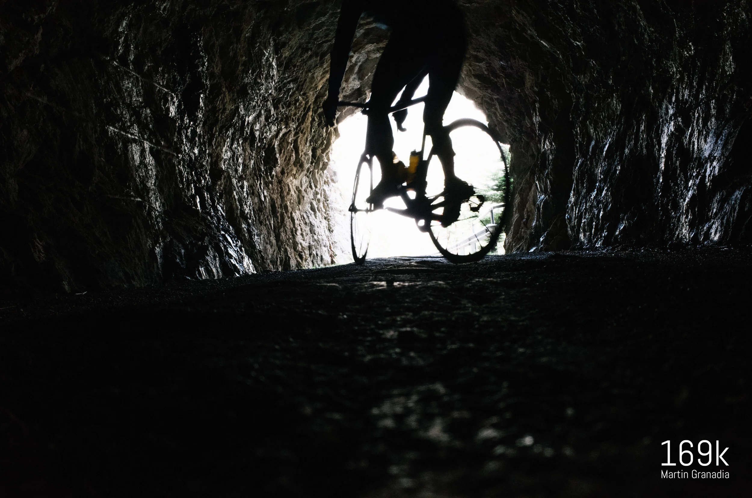 Zwei unbeleuchtete aber kurze Tunnel werden durchfahren - Untergrund ungewiss
