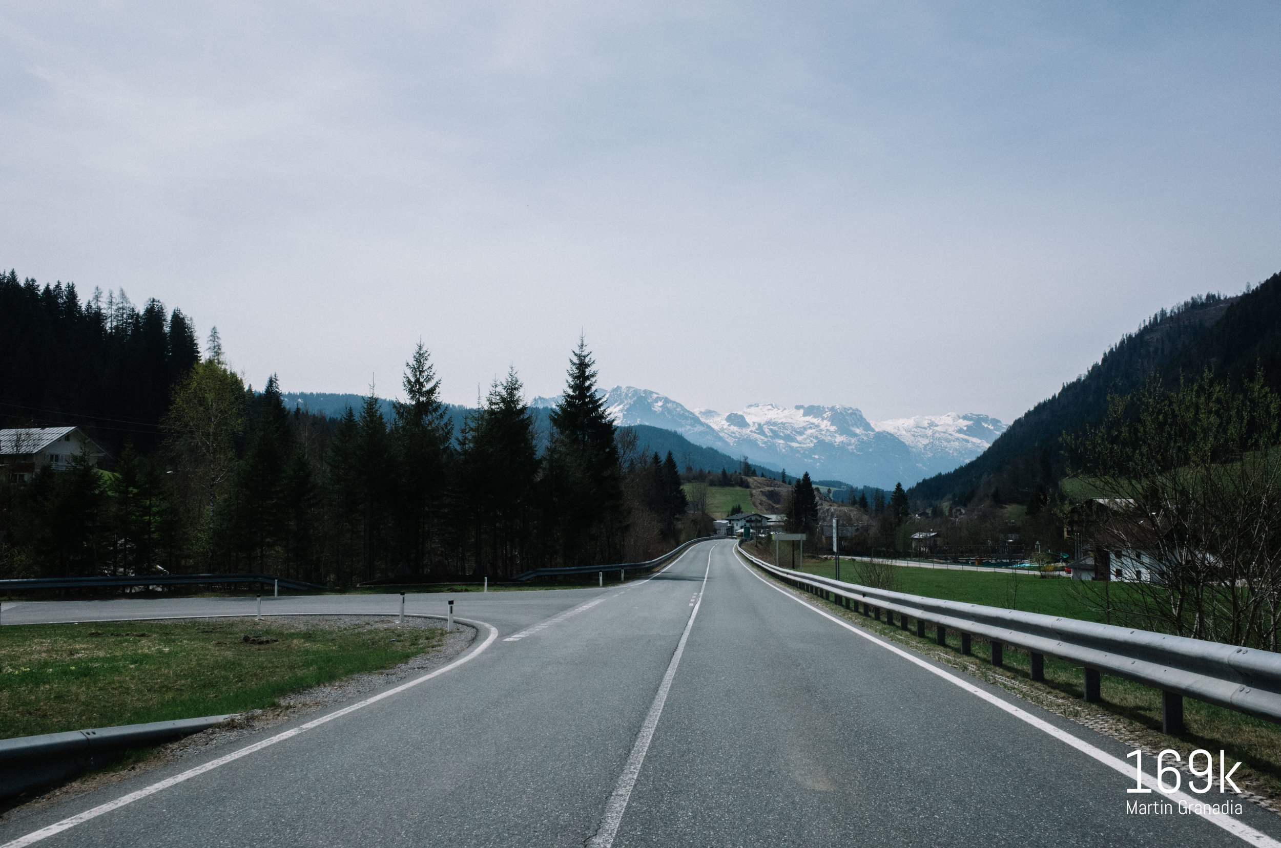 Pass Gschütt, flott bergab, die Salzburger Berge voraus