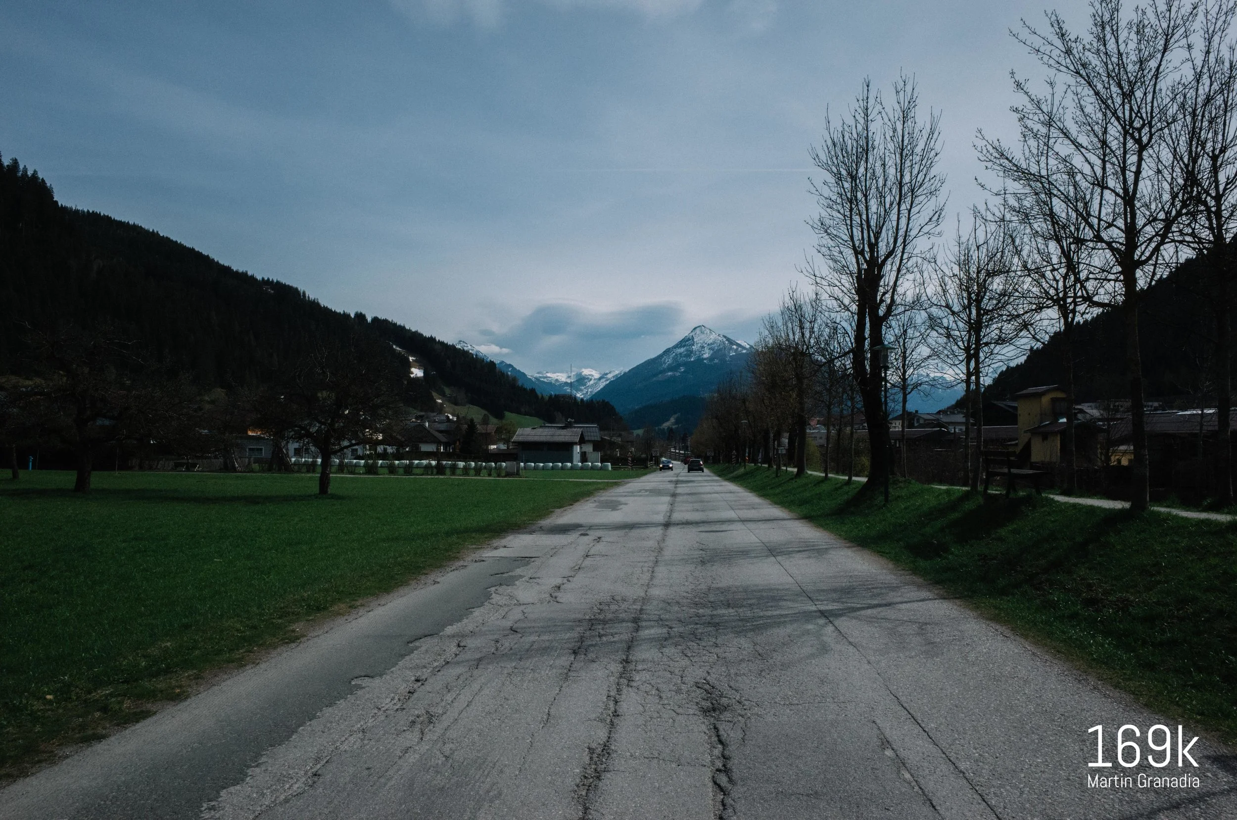 Rechts hinter der Bahn befindet sich das Ortszentrum von Eben im Pongau - gerade voraus in der Ferne die Tauern mit Obertauern