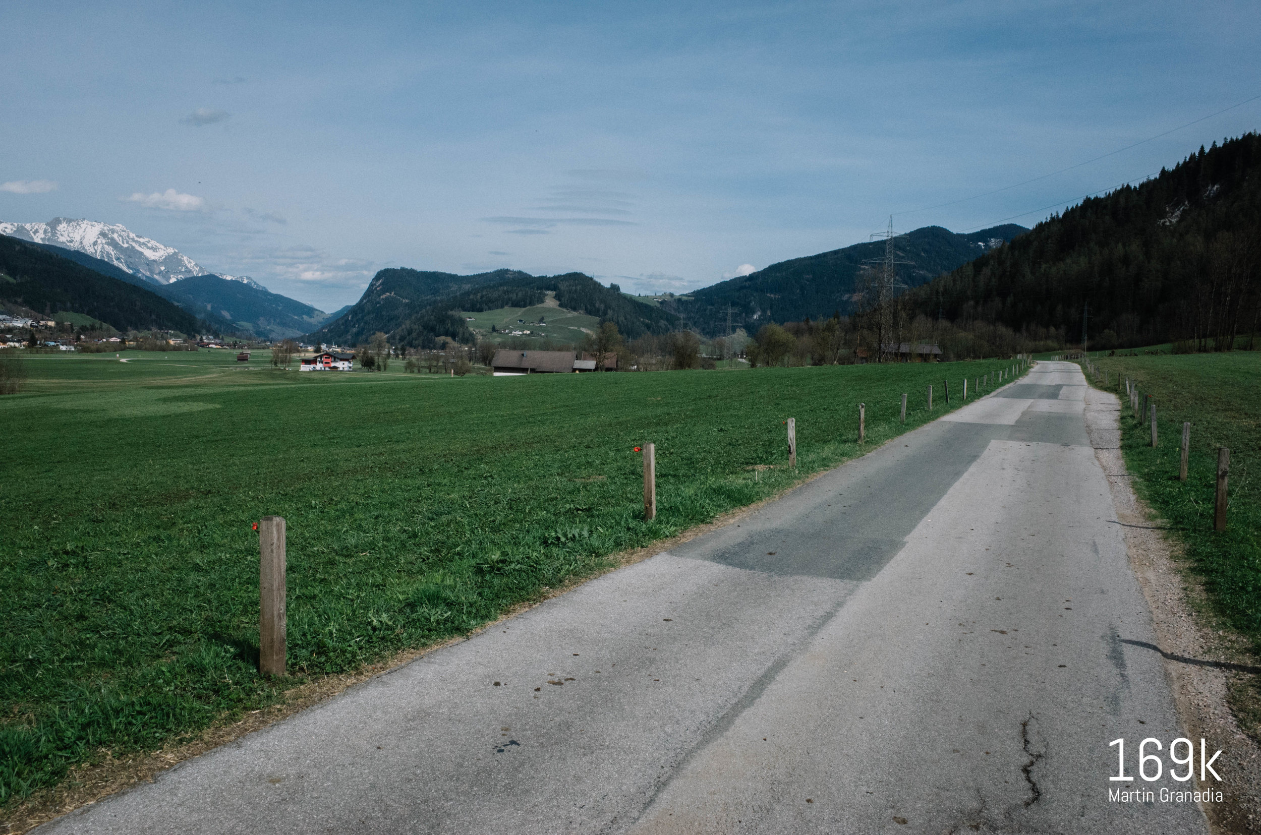 Die "Alte Römerstraße" von Eben nach Radstadt: links im Hintergrund der Dachstein, links im Tal führt die B320 zurück nach Schladming, rechts daneben im Tal der R7-Ennstalradweg, über den "Hügel" in der Mitte führt die Straße nach Forstau, rechts geht´s Richtung Obertauern hinauf.