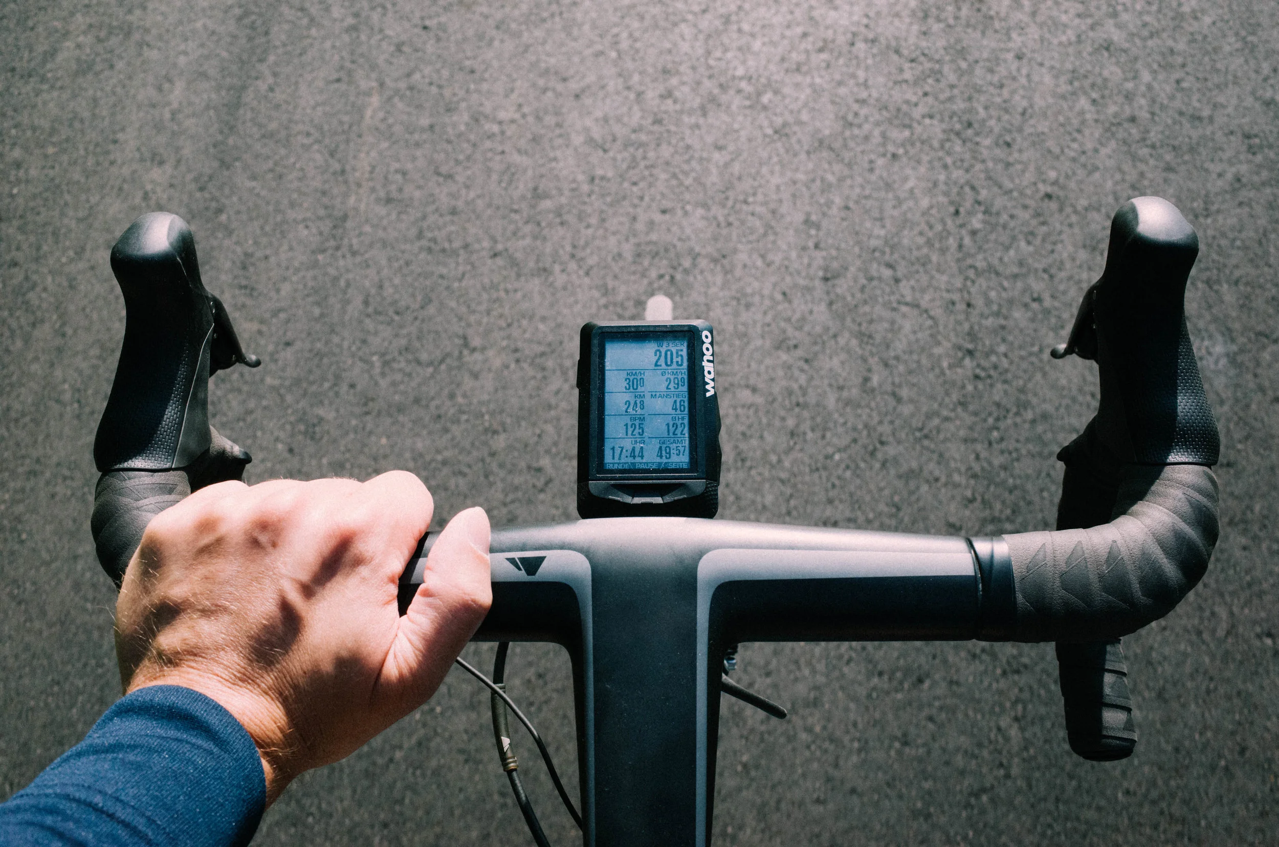 Der Wahoo Elemnt auf dem Canyon Ultimate mit Aero-Halterung vor dem Lenker