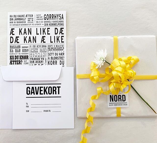 Vil du gi en gave fra Galleri NORD🌿
Vi har gaver til alle anledninger og bringer for deg! 
I dag skal vi levere et gavekort på d&oslash;ra for en kunde🌼
Sammen med et kult kunstkort fra @austadaustad. 
Vi har masse fint design fra AUSTADAUSTAD hos