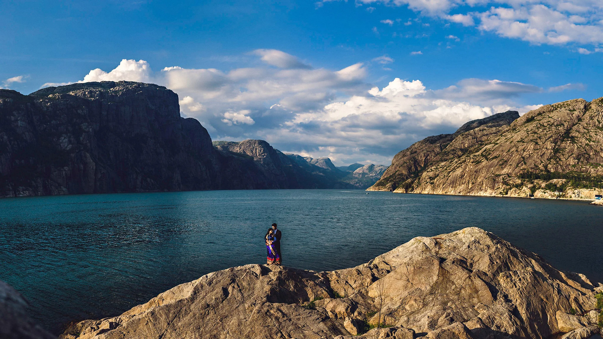 Krijah og Geethan er fra Sri Lanka og bor i Kanada. De skal gifte seg i oktober 2017 og ville ha unike forlovelsesbilder i norsk natur. Fotografert av Eirik Halvorsen i Lysefjorden 2016. Trykk på bildet for å se flere bilder.