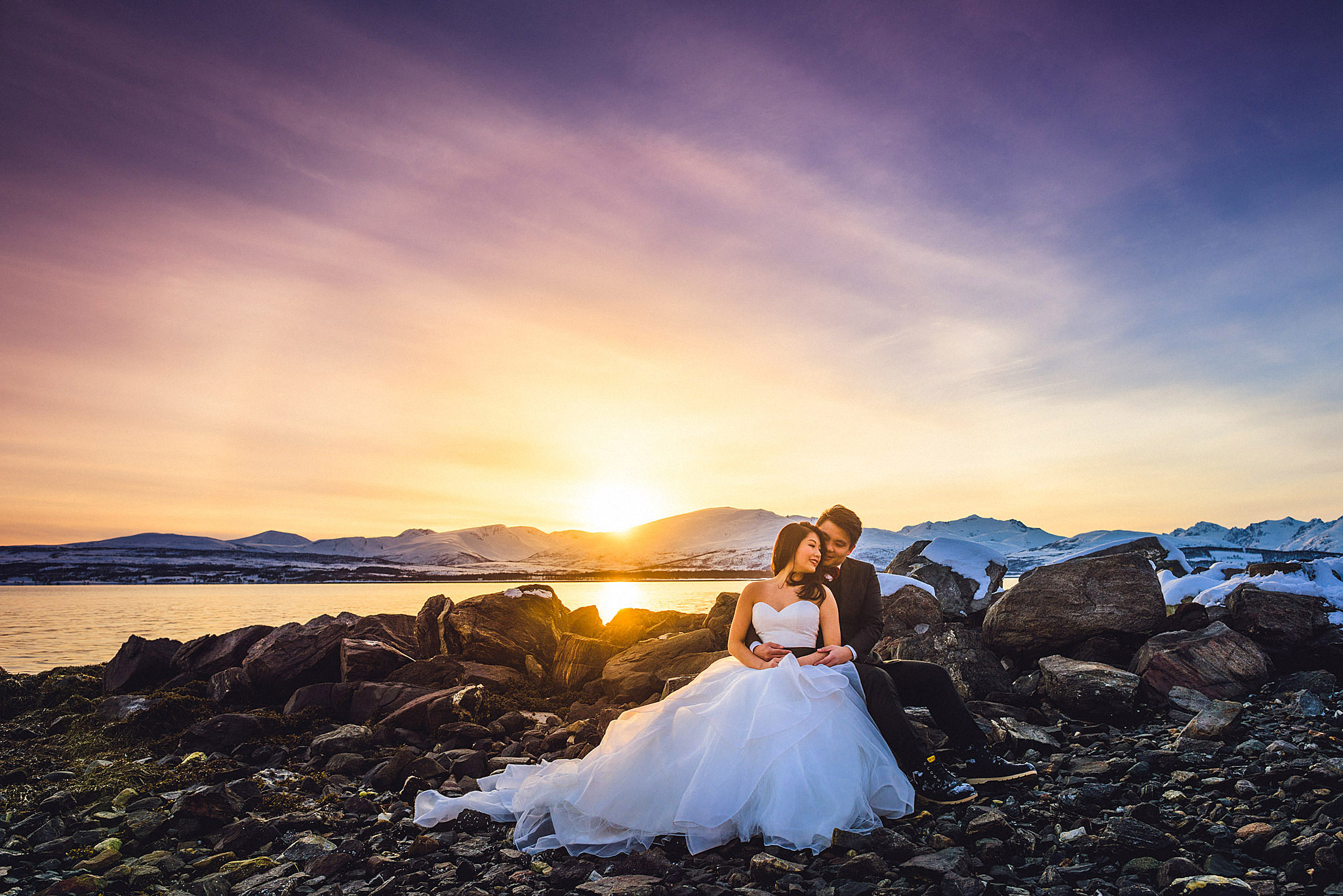 Singhui og Daniel reiste fra Singapore til Tromsø for å bli fotografert. I Asia er det vanlig å ta bryllupsbilder før bryllupet, gjerne på en spektakulær lokasjon. Foto: Eirik Halvorsen . Trykk på bildet for å se flere bilder.