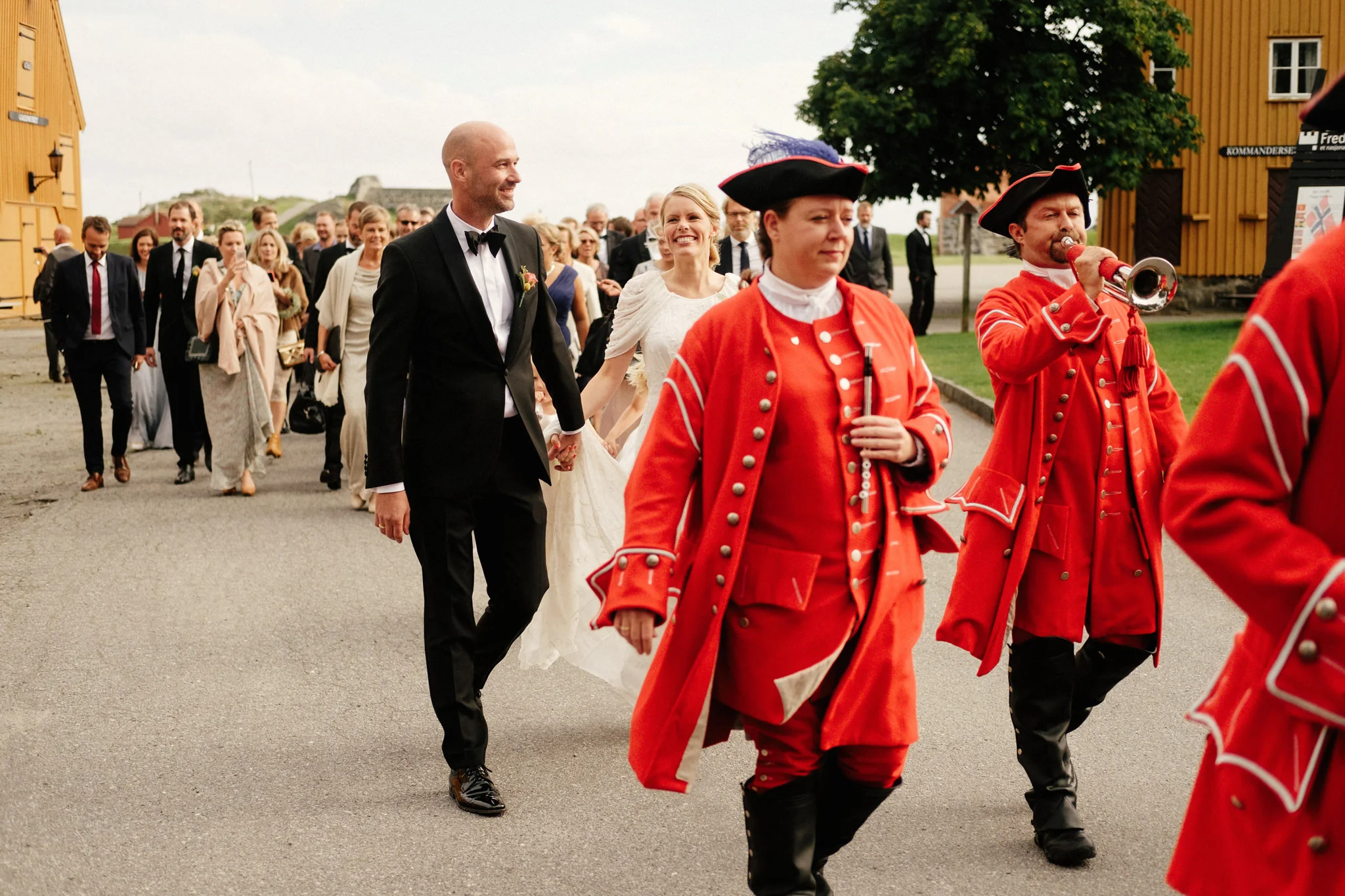 Er selskapslokalet i gåavstand fra kirken kan dere ta med gjestene på en morsom gåtur med musikk eller annen underholdning. Foto: Åsmund Holien Mo