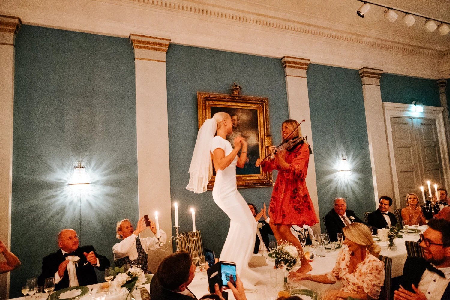 Hvis du planlegger et bra musikkinnslag så er det jo lov til å danse på bordet! Foto: Vegard Giskehaug