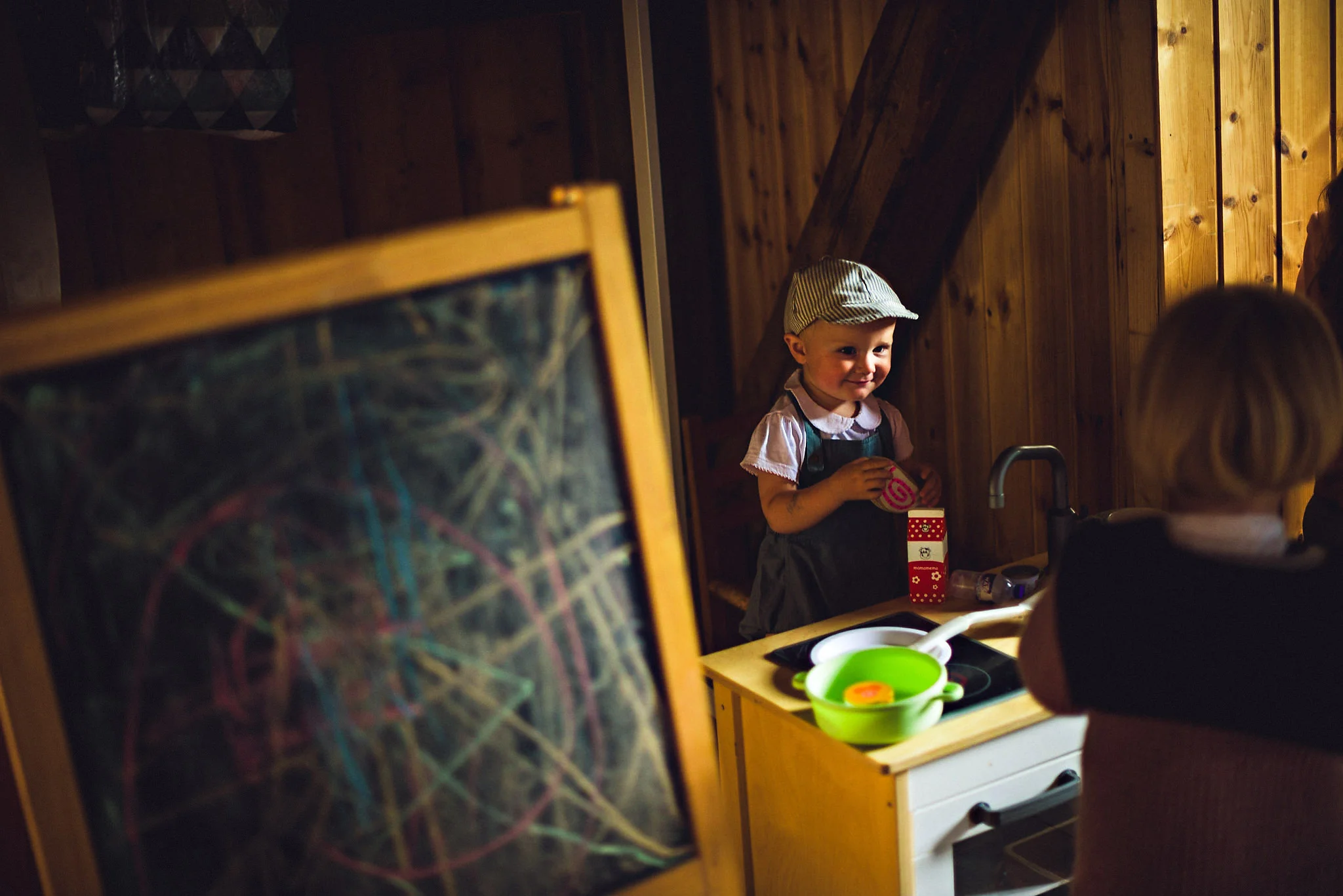 Et eget lekehjørne for barna skaper god stemning blant de små. Foto: Eirik Halvorsen