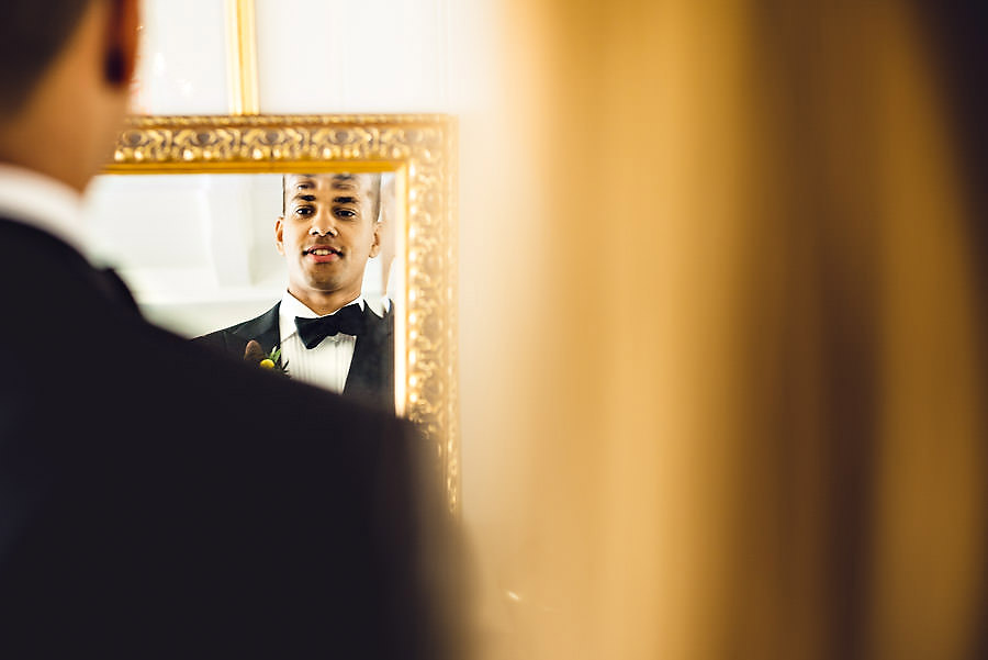 brudgom sjekker seg i speilet før bryllupet sitt i gamle stavan
