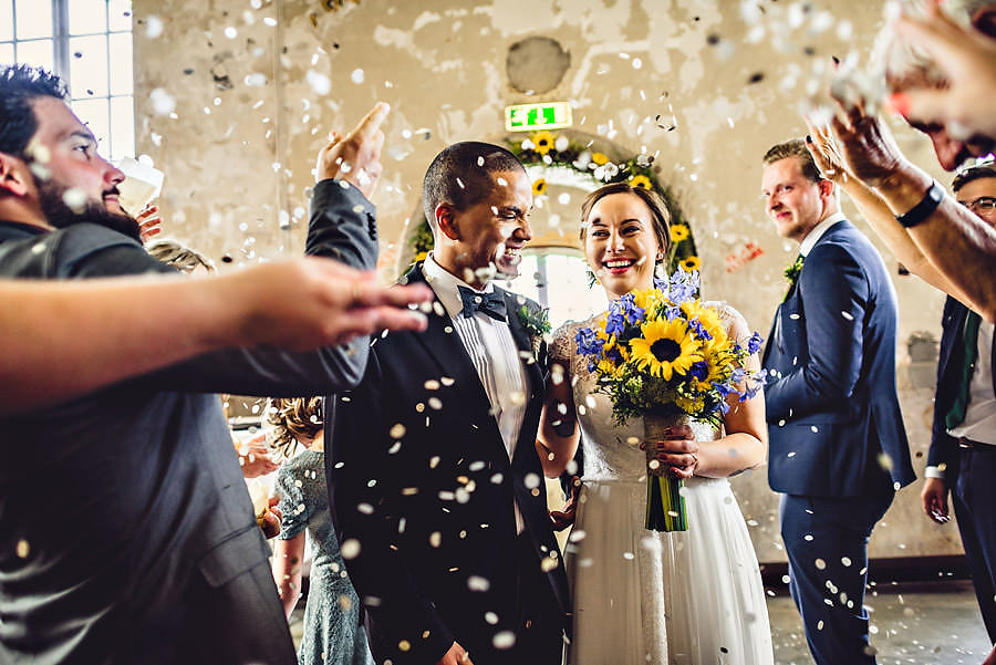 konfetti under utmarsj i bryllup i stavanger bryllupsfotograf