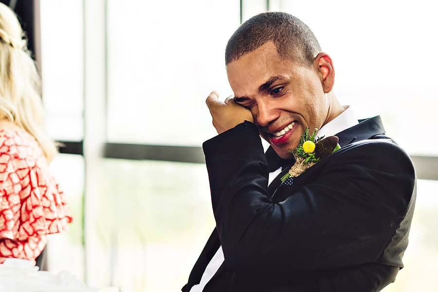 Emosjonell brudgom tørker tårer under talene i bryllupet på T
