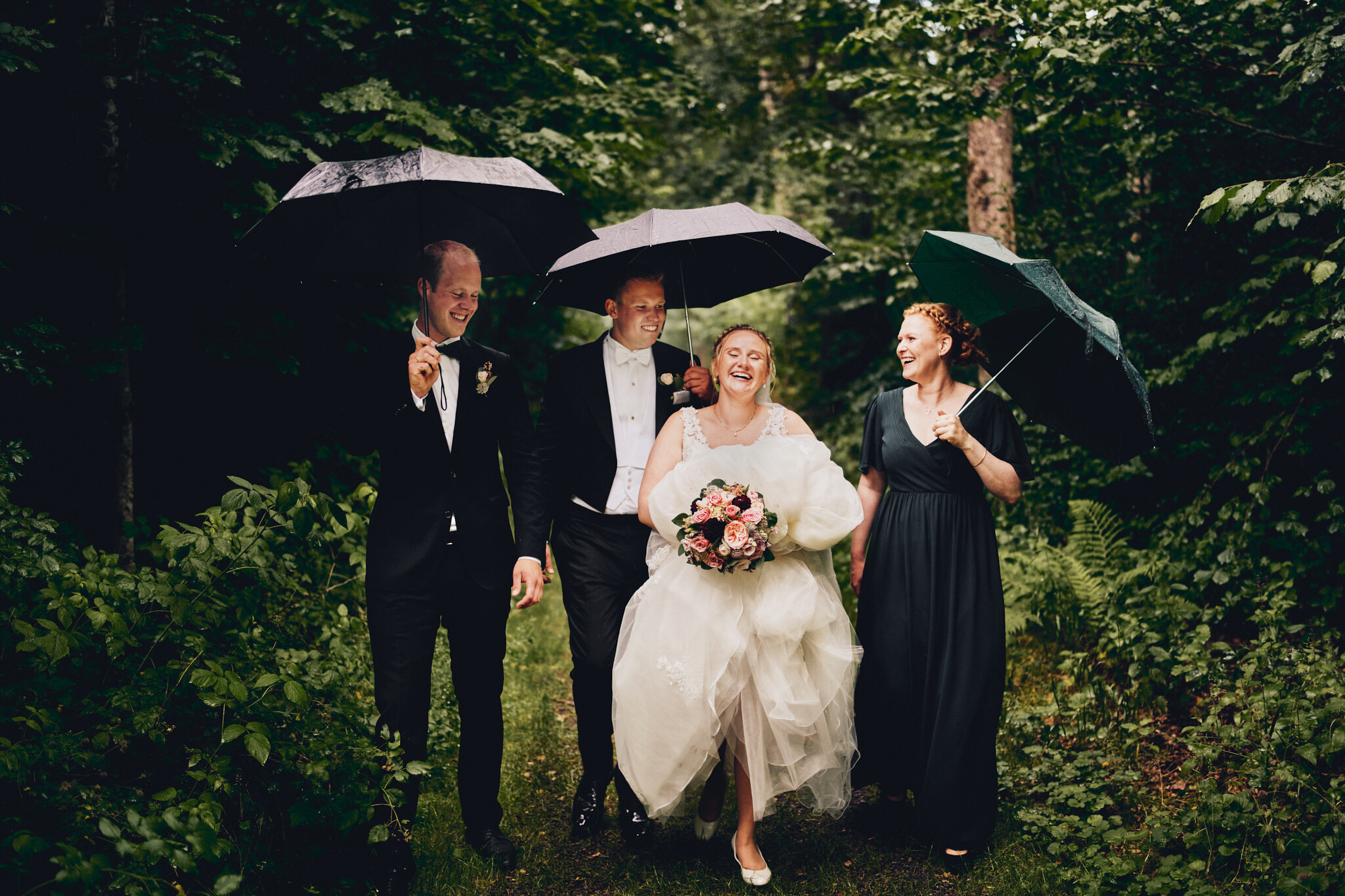   Bryllup i Tønsberg:  Dette var dagen for raske væromslag. Fra fullstendig solstek, sto vi plutselig under åpen himmel. Sommerværet i Norge kan være uforutsigbart, så vi har heldigvis lært oss å ta med paraplyer på de fleste av våre fotograferinger 