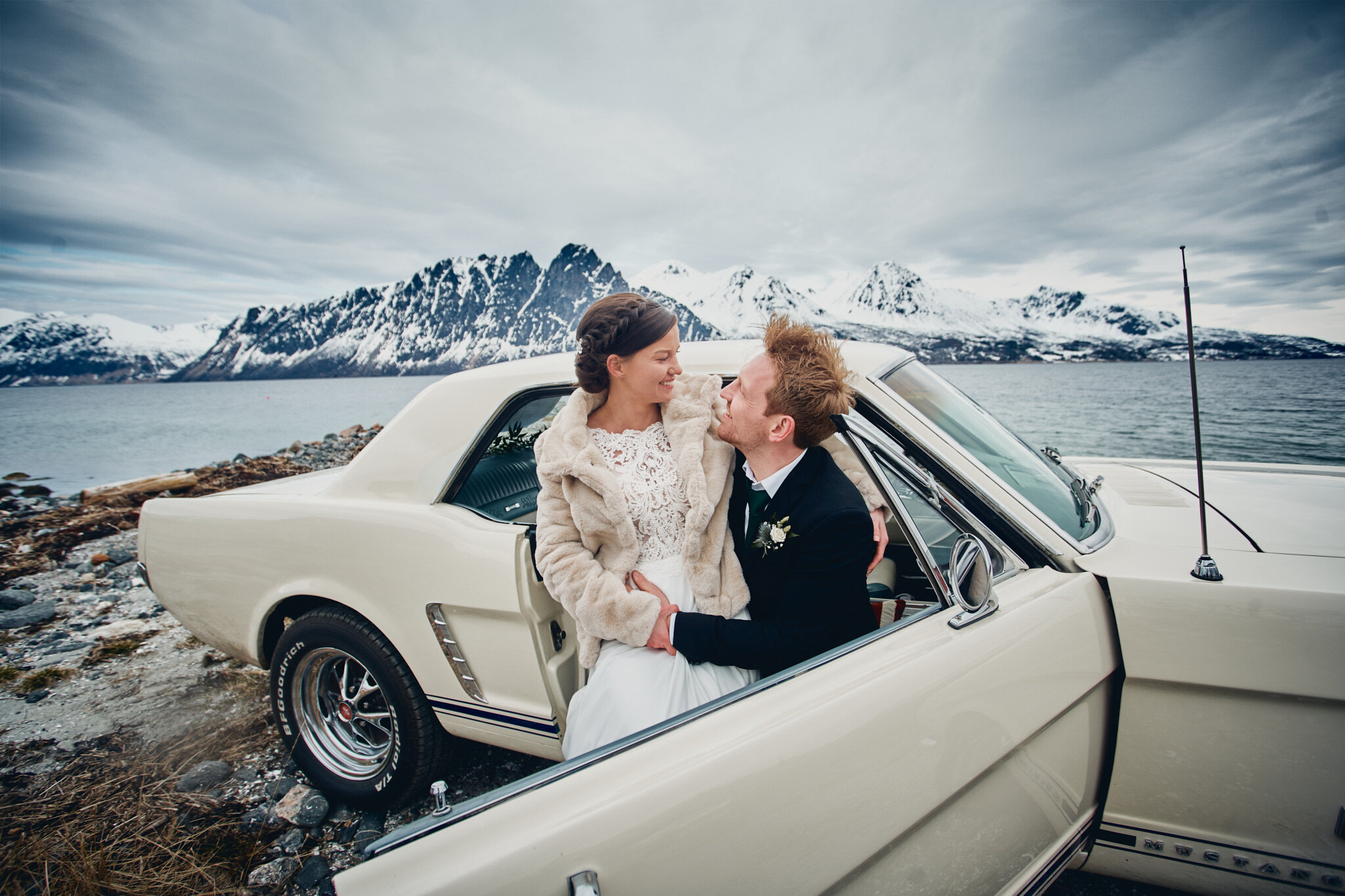   Bryllup i Harstad:  Det var bare så vidt Lisbeth og Einar fikk gjennomført bryllupet sitt, men om de så skulle gifte seg alene - bilder ville de ha. Så da gikk turen til Harstad, der vielse og fotografering ble holdt i slående vakre omgivelser. Sel