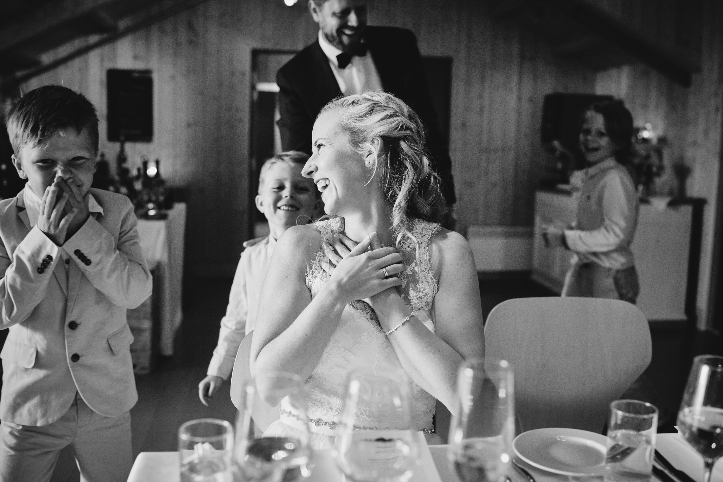   Bryllup i Lofoten:  Det var fint å se hva et intimt bryllup med få gjester gjorde med barna. De slo seg løs og koste seg gjennom hele middagen. Det var viktig for Silje og Bernt at bryllupet også ble barnas dag. Noe fint de kunne huske på resten av