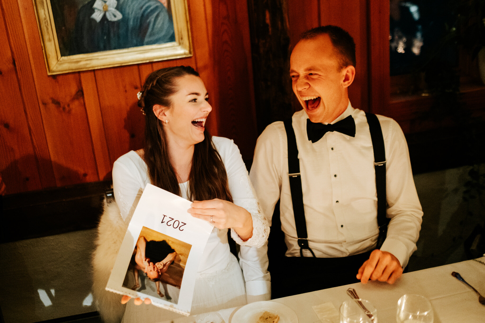  Når brudeparet fikk se den lettkledde kalenderen brudgommen måtte stille opp for i utdrikningslaget sitt satt latteren løst! 