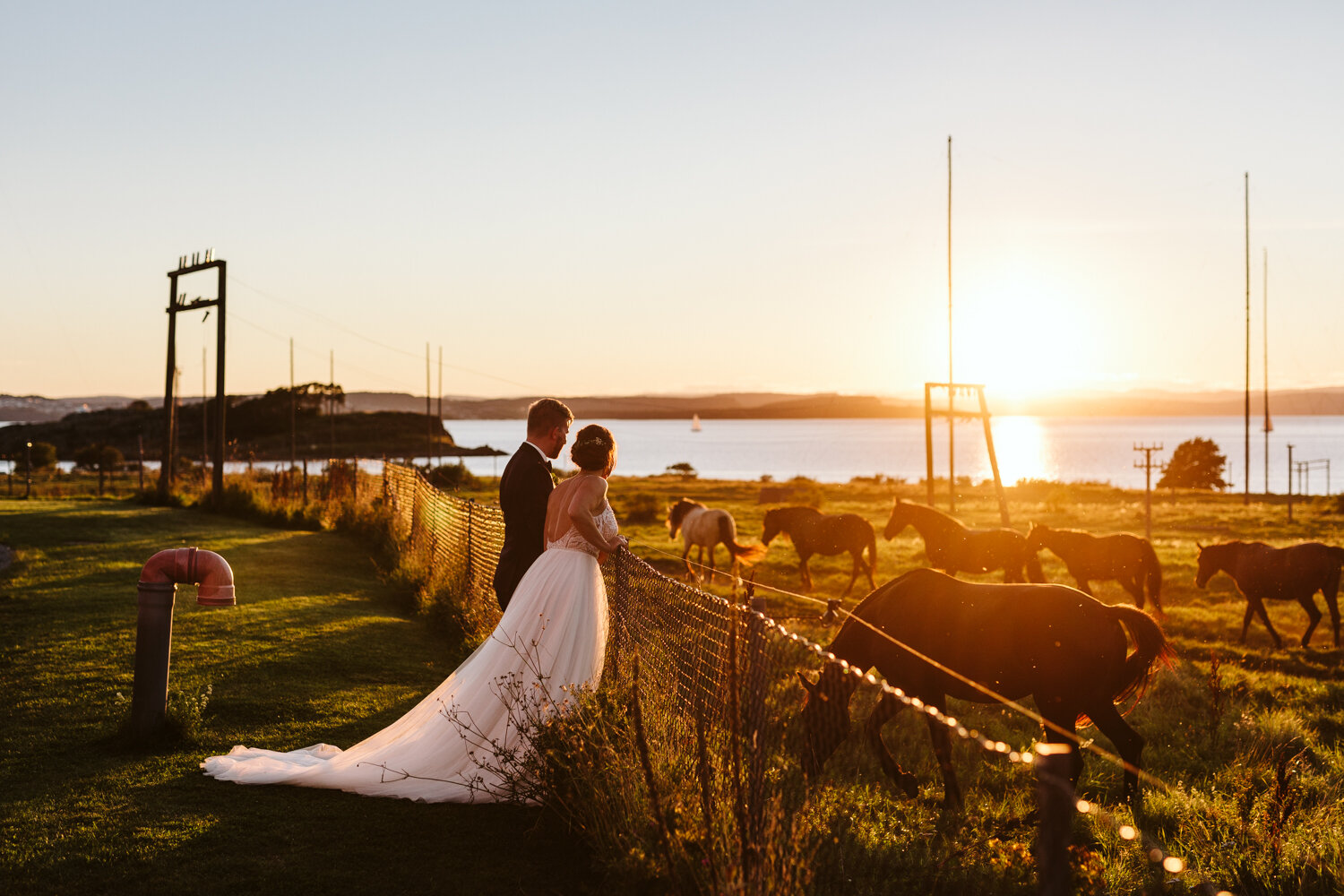  Jeg får aldri nok av vakre solnedganger. Og kan jeg plassere et brudepar og til og med noen hester foran den – ja da har du en lykkelig fotograf.&nbsp; 
