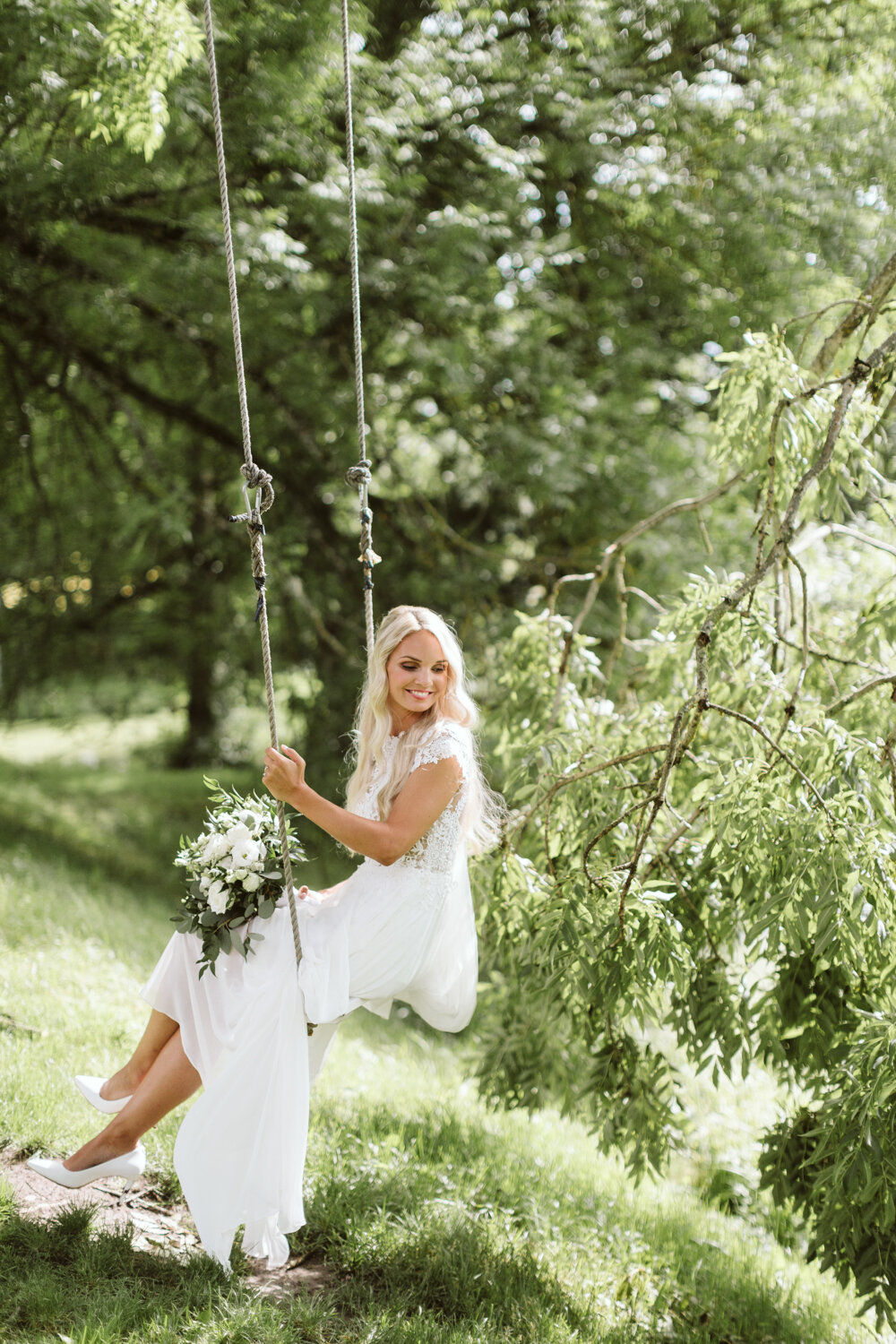  Den følelsen når du kommer til en location du aldri har vært før og det tilfeldigvis henger en huske der! Helga &amp; Mikael skulle egentlig ha et stort bryllup men på grunn av pandemien ble hele bryllupet planlagt på nytt på bare noen uker. Resulta