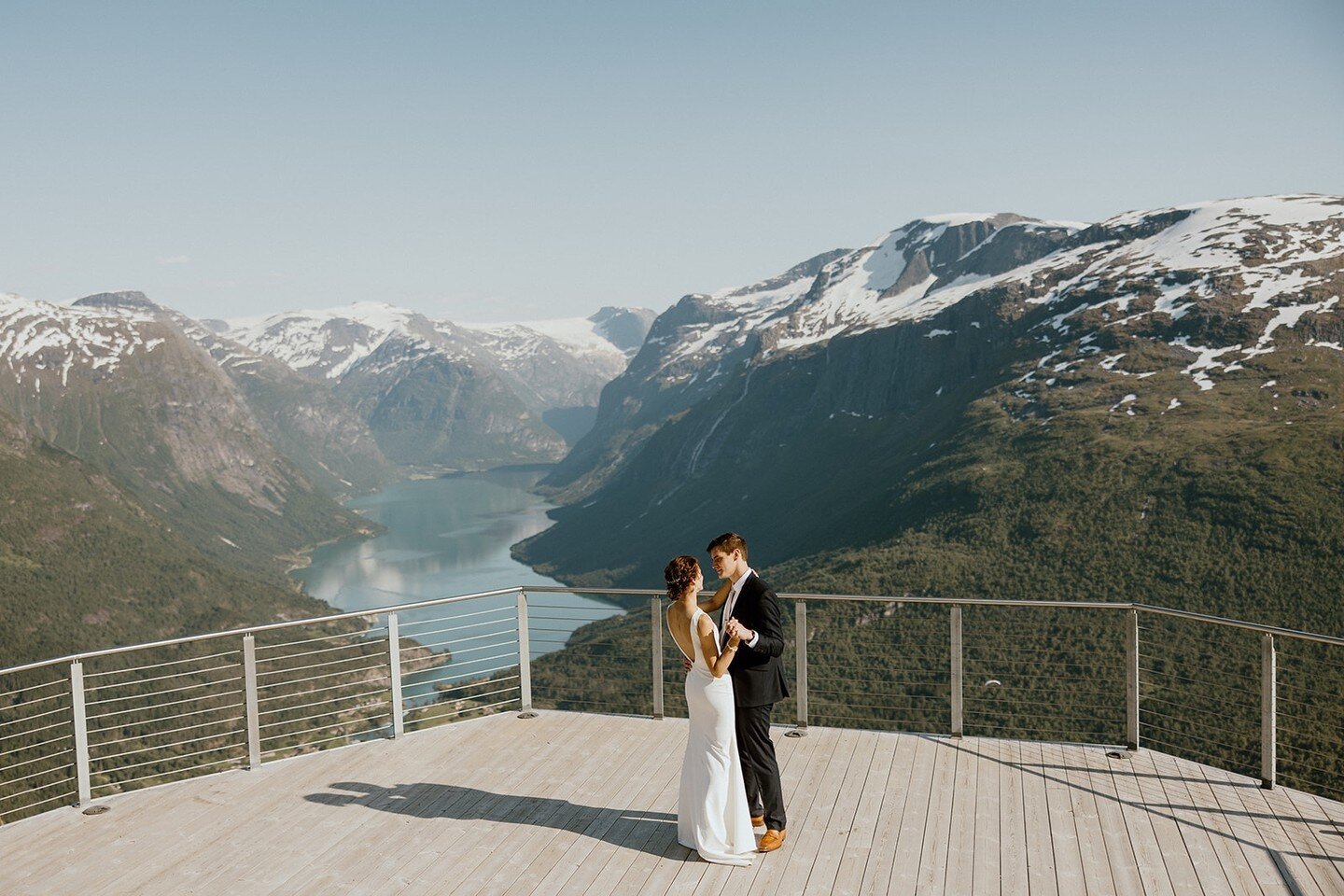 Gratulerer med dagen Norge!🇳🇴🥳⁠
⁠
Norge p&aring; sitt beste av @endrehilleren⁠
.⁠
.⁠
.⁠
⁠
#blikkfangerne #bryllup #bryllupsinspirasjon #bryllupsplanlegging #nordiclovestories #nordiskebryllup #bryllup2023 #bryllup2024 #h&oslash;stbryllup #wayupnor