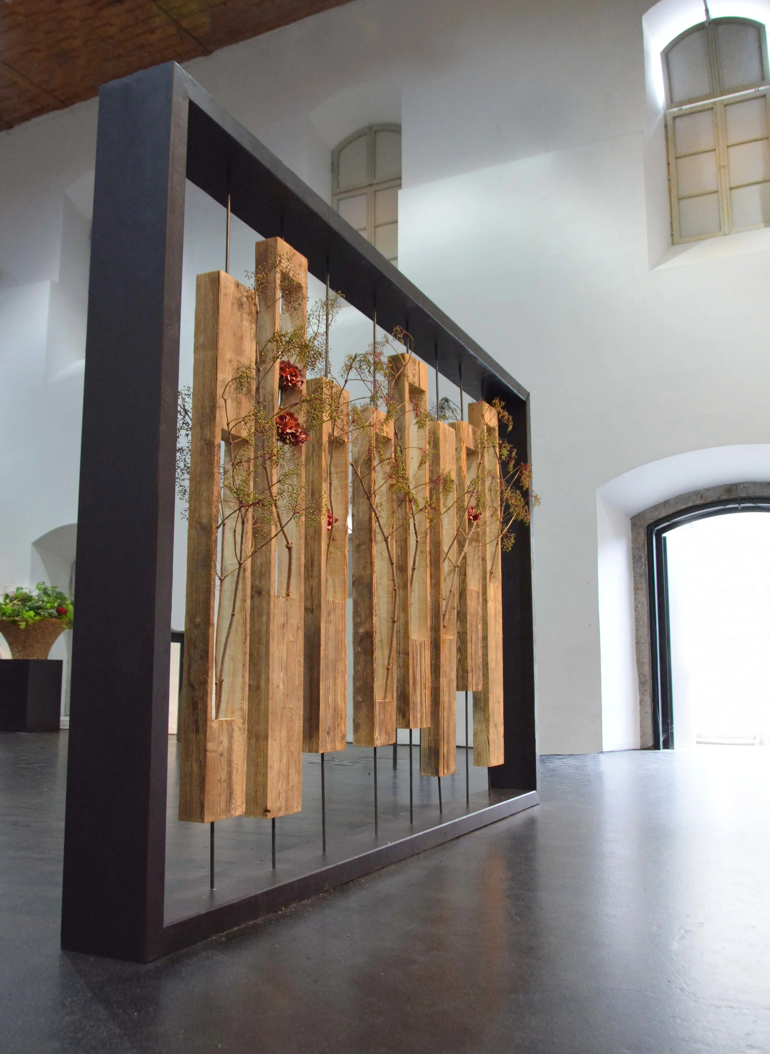 Grosse Dimensionen - viel Raum war für die diesjährige Ausstellung der Meisterarbeiten notwendig, da an der Meisterprüfung in Innsbruck rund 200 Werkstücke entstanden. Hier ein Blick in die Säulenhalle kurz vor der Eröffnung.