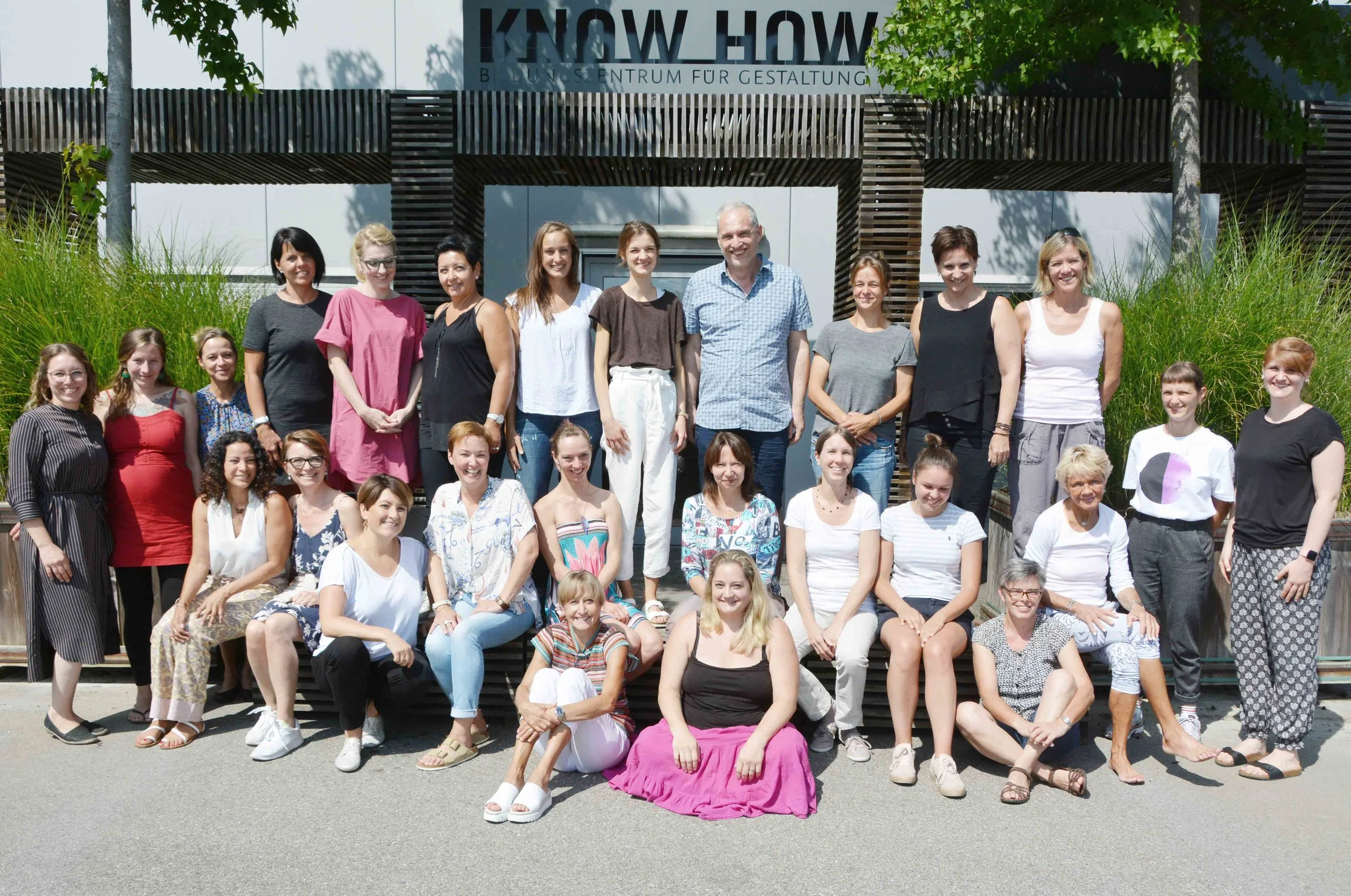 Die Klasse 2019/2020 mit zwei ihrer Referentinnen.