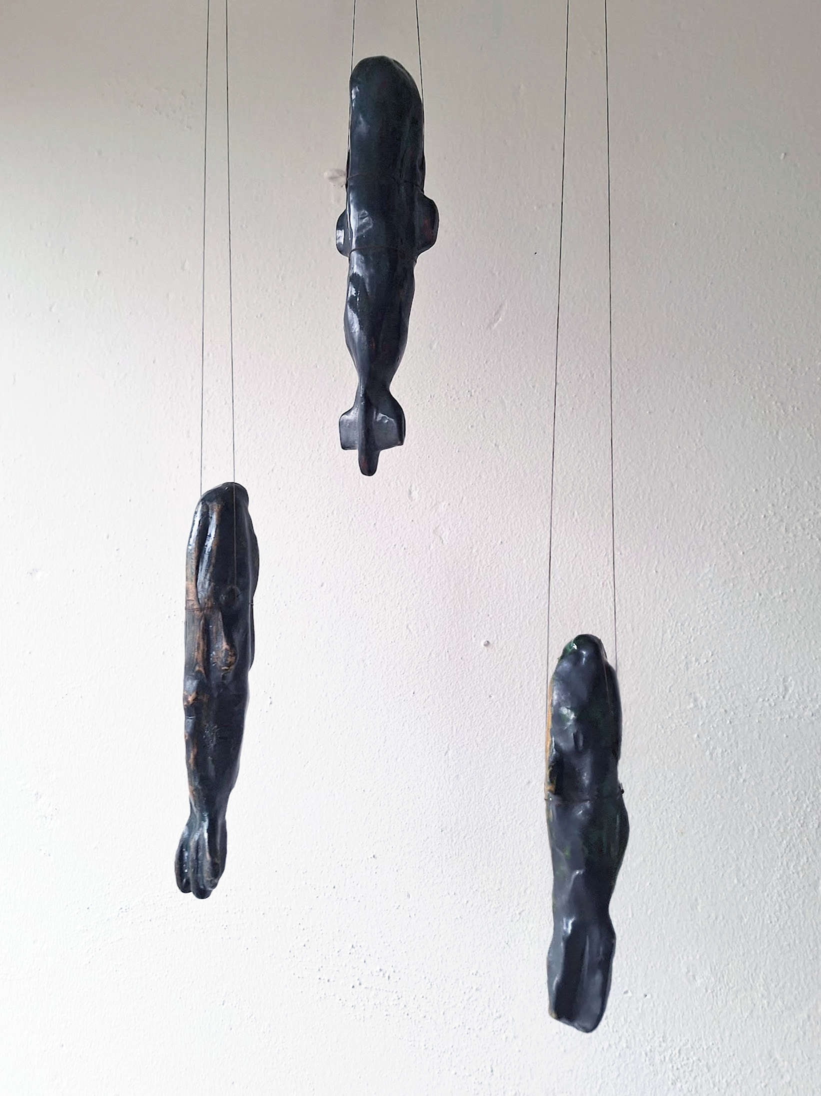 »Kaskelottubåtar«, 3 × ceramic sculptures, glaze, strings, ca 16-20 cm long