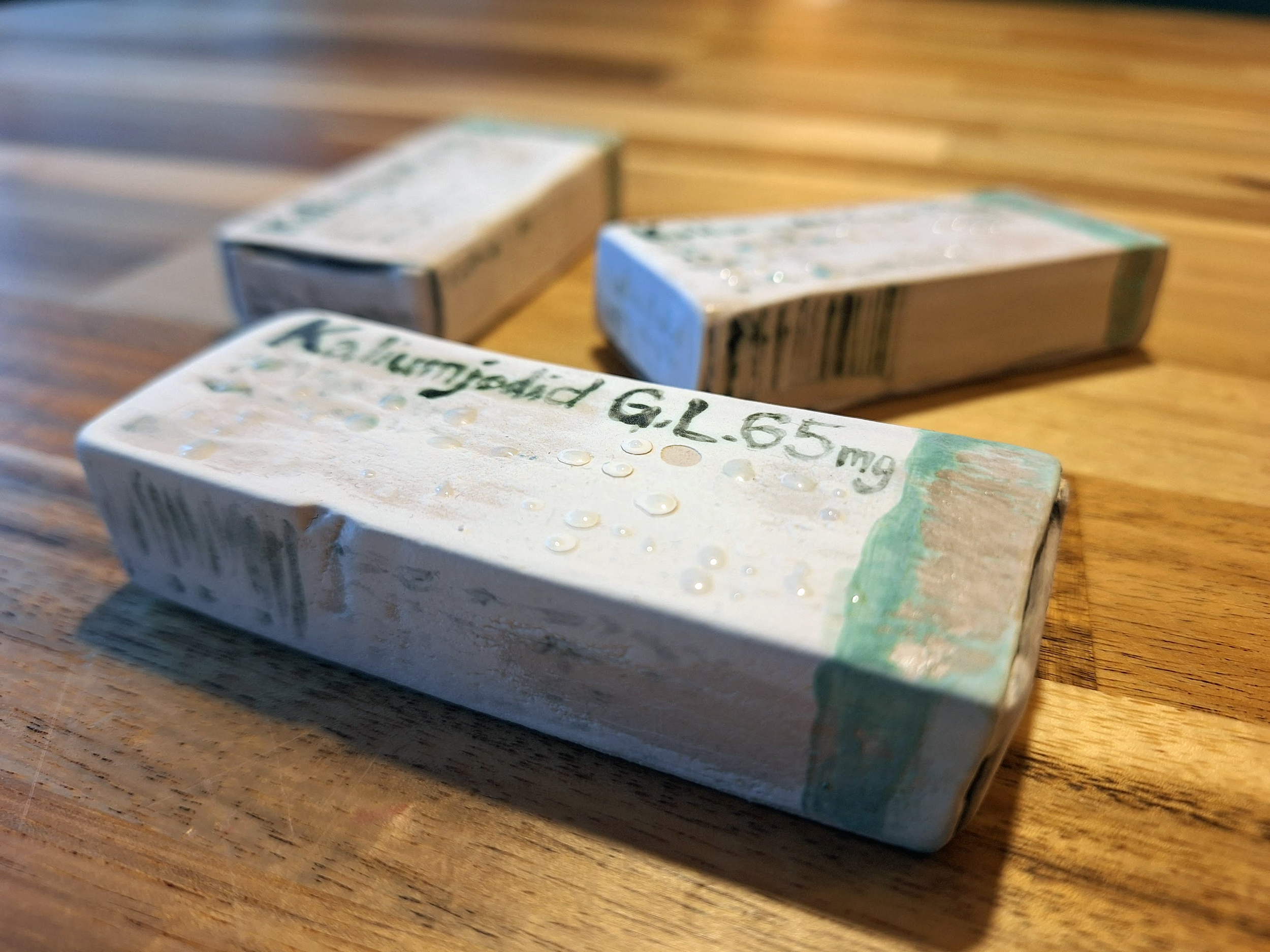 »Talisman (Kaliumjodid 65 mg) - Fear is the Mind Killer« - Ceramics and glaze, 8,5 × 3,75 × 1,75 cm, 2022.