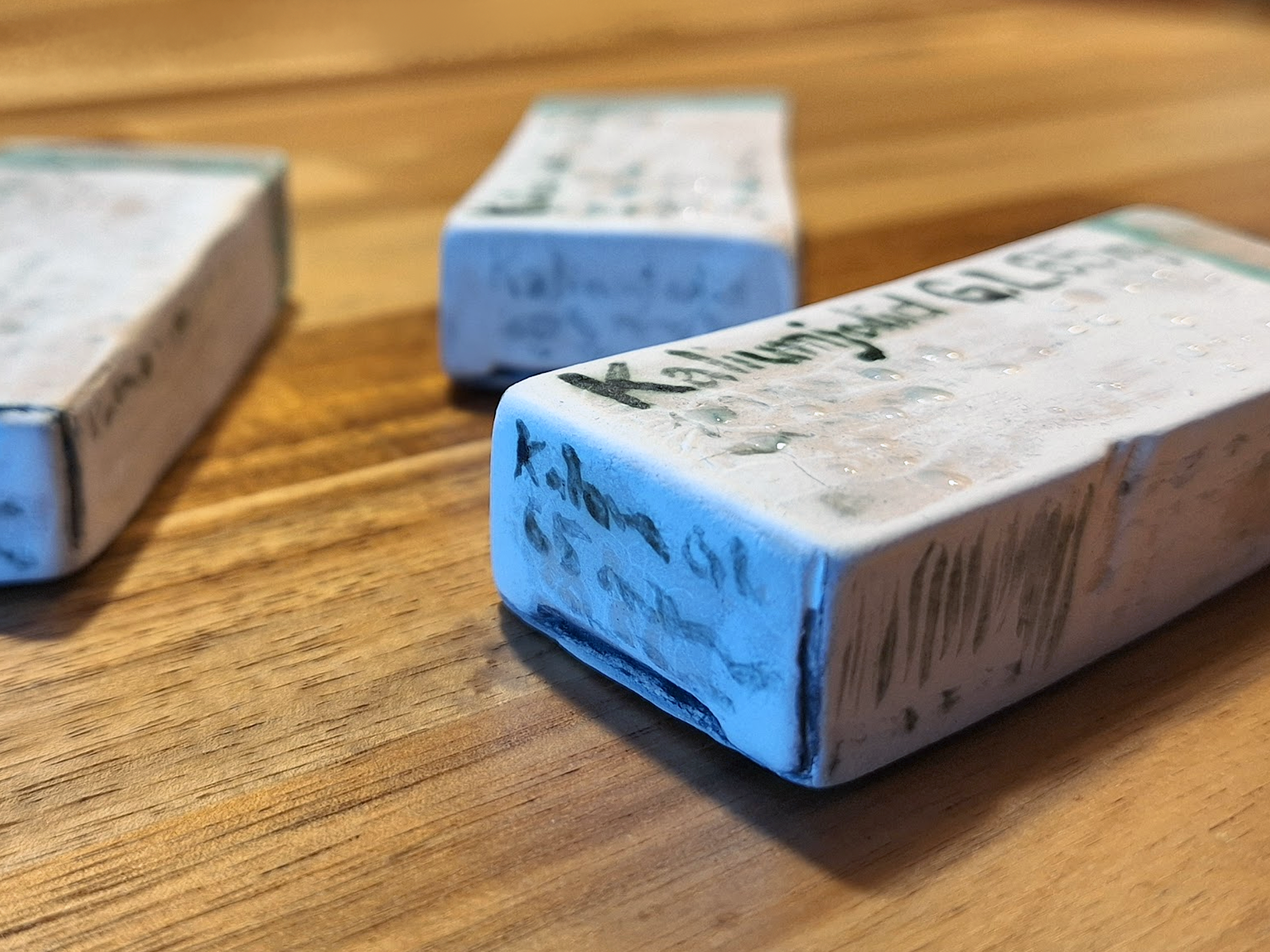 »Talisman (Kaliumjodid 65 mg) - Fear is the Mind Killer« - Ceramics and glaze, 8,5 × 3,75 × 1,75 cm, 2022.