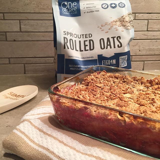 Cannot get enough of my Apple-Berry Crisp!! It&rsquo;s one of the easiest recipes and everyone absolutely loves it! Can&rsquo;t get over how good @onedegreeorganics is! These gluten free oats make for the most perfect and wholesome recipes with the h