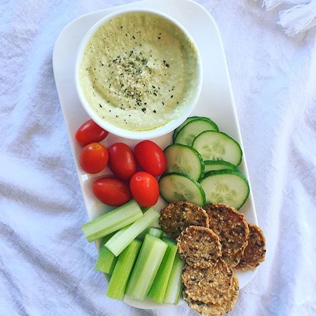 When people are coming over with 30 minutes notice and you need to throw something healthy and yummy together, a veggie platter with hummus and @marysgonecrackers are not only easy but delicious! 🎉🎉🎉🎉
Easy hummus recipe:
- 2 cups canned chickpeas