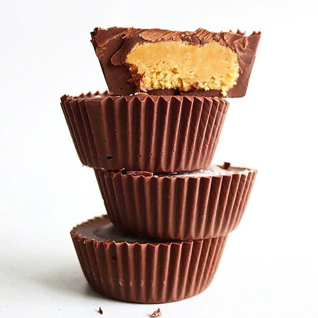 Homemade peanut butter maple cups are the way to go!!!! Wow, @parkersrealmaple has done it again! Cannot get over how delicious and healthy these are! Super simple and easy steps to bring these delicious pb&amp;m cups to your kitchen too! Recipe will